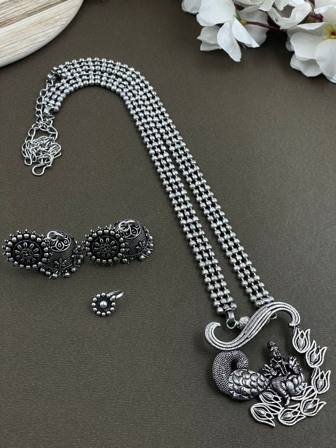 

NAMAN ARTS Silver-Plated Oxidised 3 Line Chain Pendant Jewellery Set