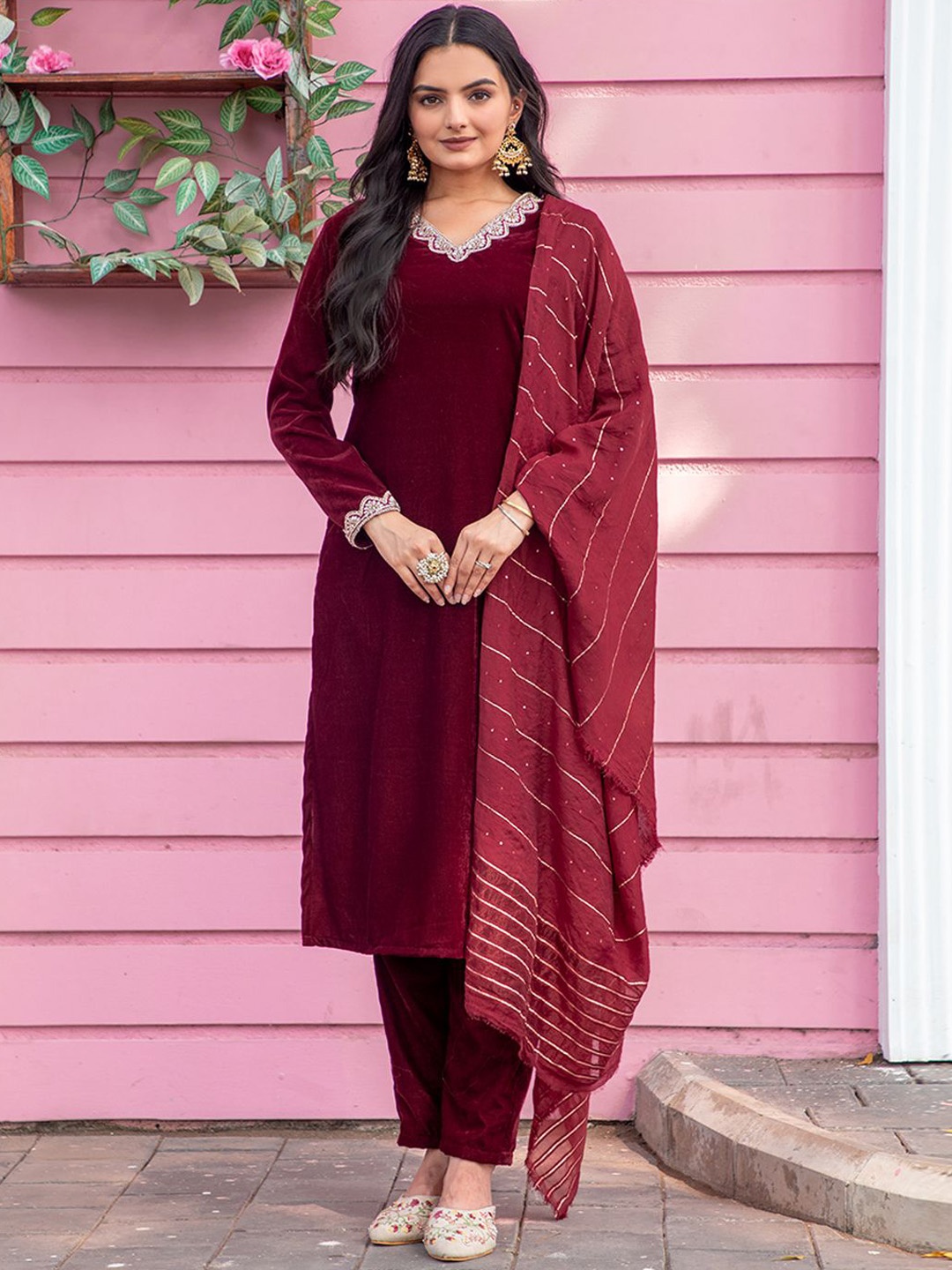 

WEAVLLITE Women Regular Velvet Kurta with Trousers & With Dupatta, Maroon