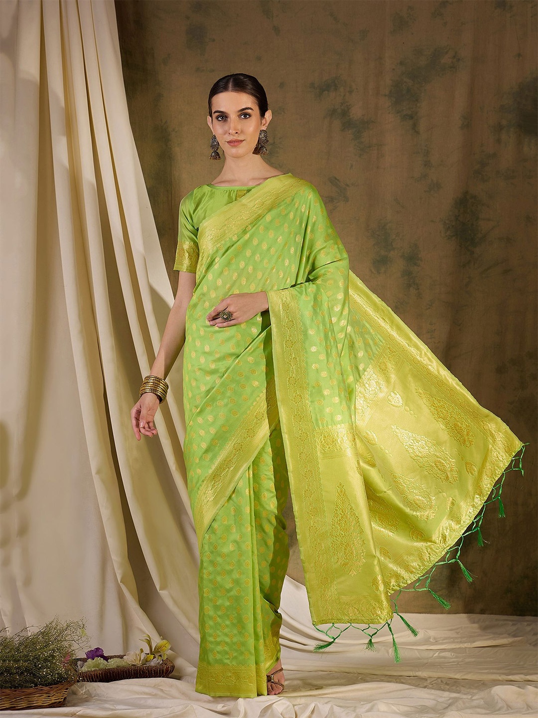 

Suha Woven Design Zari Art Silk Banarasi Saree, Green