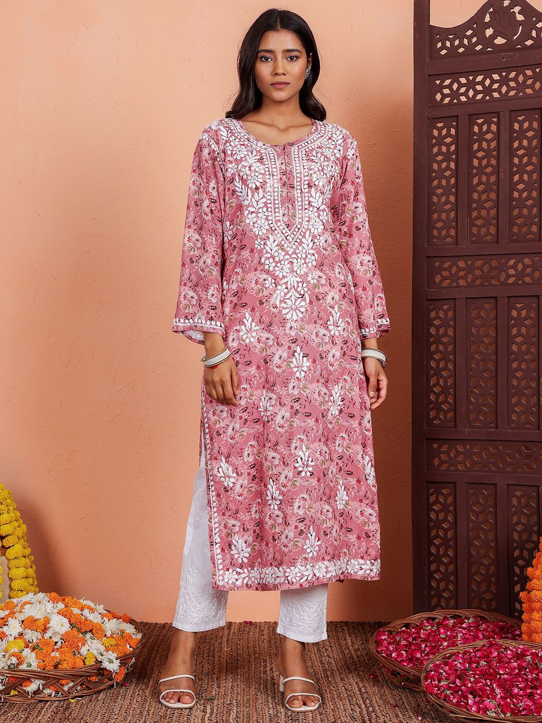 

Chowkhat Women Ethnic Motifs Embroidered Chikankari Floral Handloom Kurta, Pink