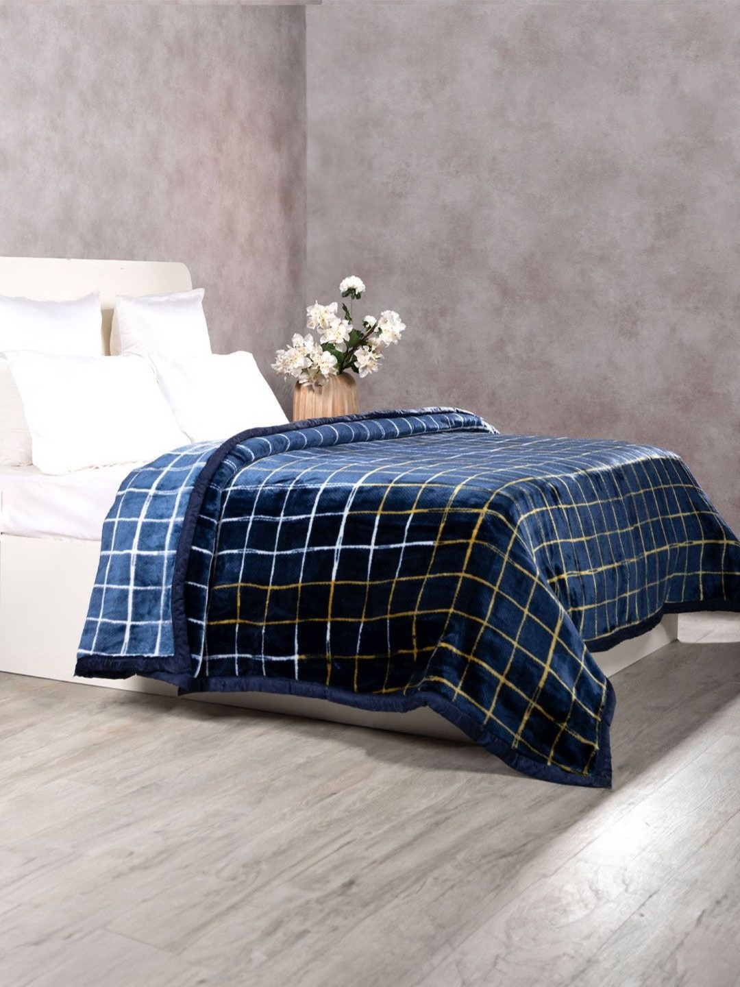 

MYTRIDENT Blue & White Checked Double Bed Blanket