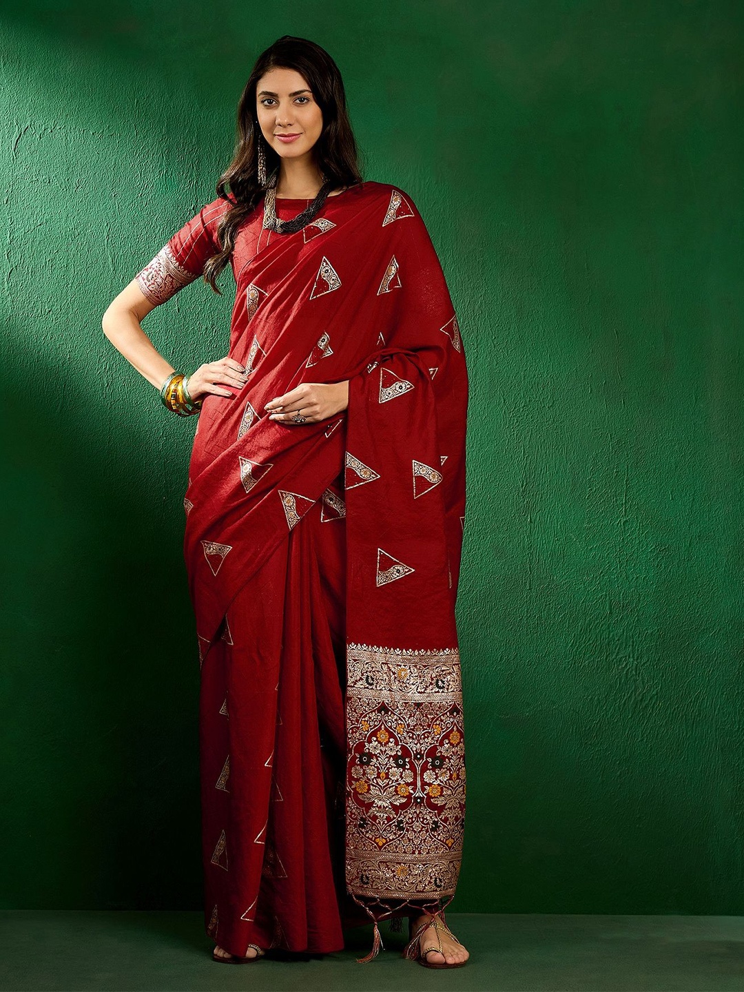 

Suha Woven Design Silk Blend Saree, Red