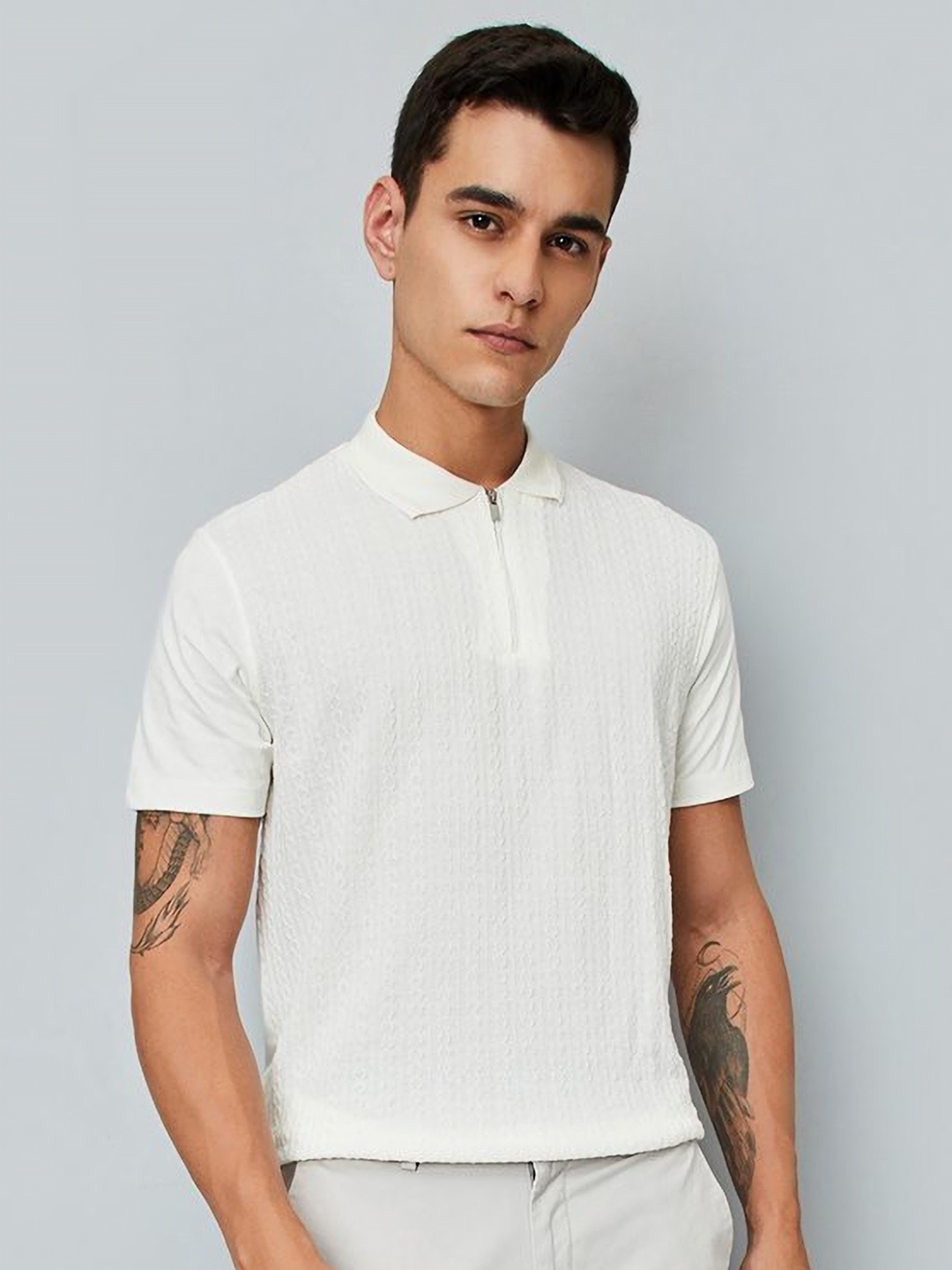 

max Men Colourblocked Hooded Monochrome Pockets T-shirt, White