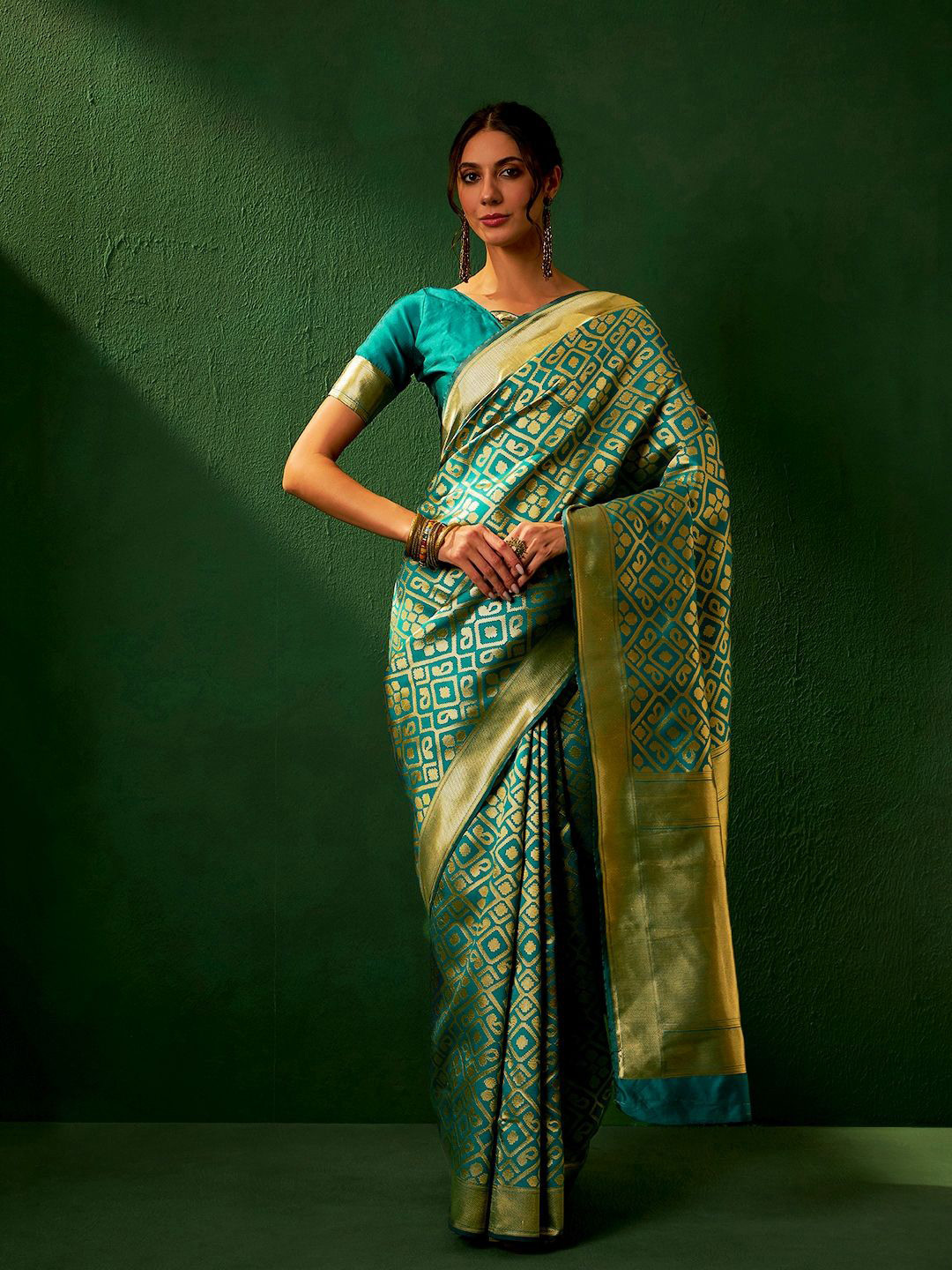 

Suha Woven Design Zari Art Silk Banarasi Saree, Green