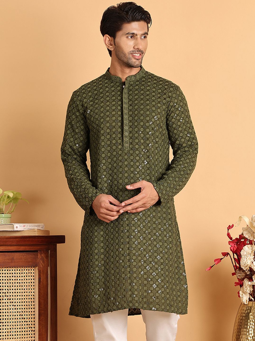 

Jompers Men Floral Embroidered Sequinned Kurta, Olive