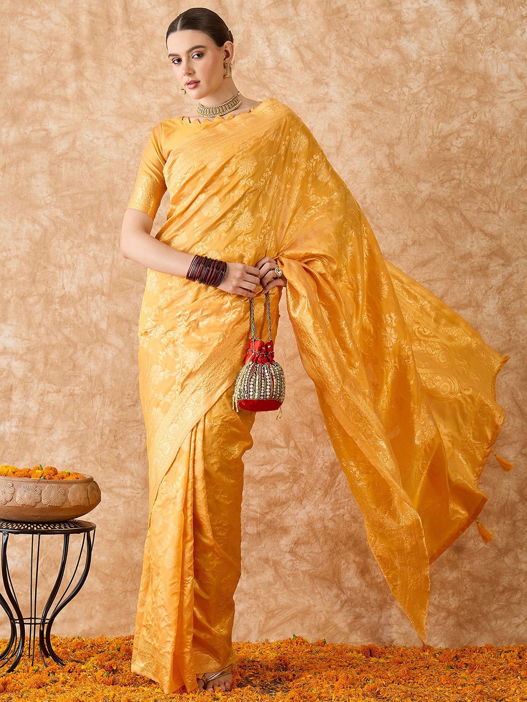 

Suha Woven Design Zari Art Silk Banarasi Saree, Gold