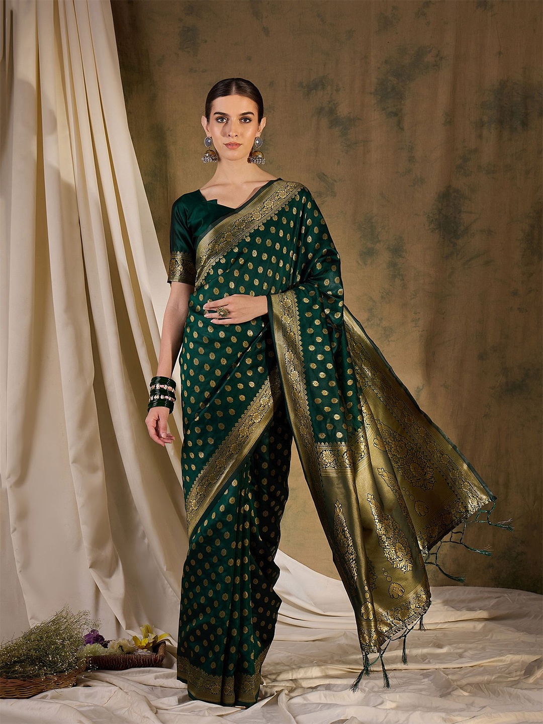 

Suha Woven Design Zari Art Silk Banarasi Saree, Green