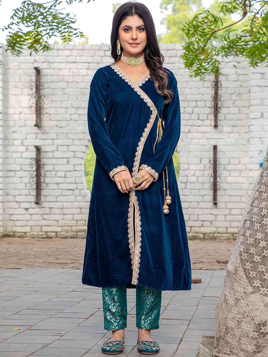 

WEAVLLITE Women Angrakha Velvet Kurta with Trousers, Blue