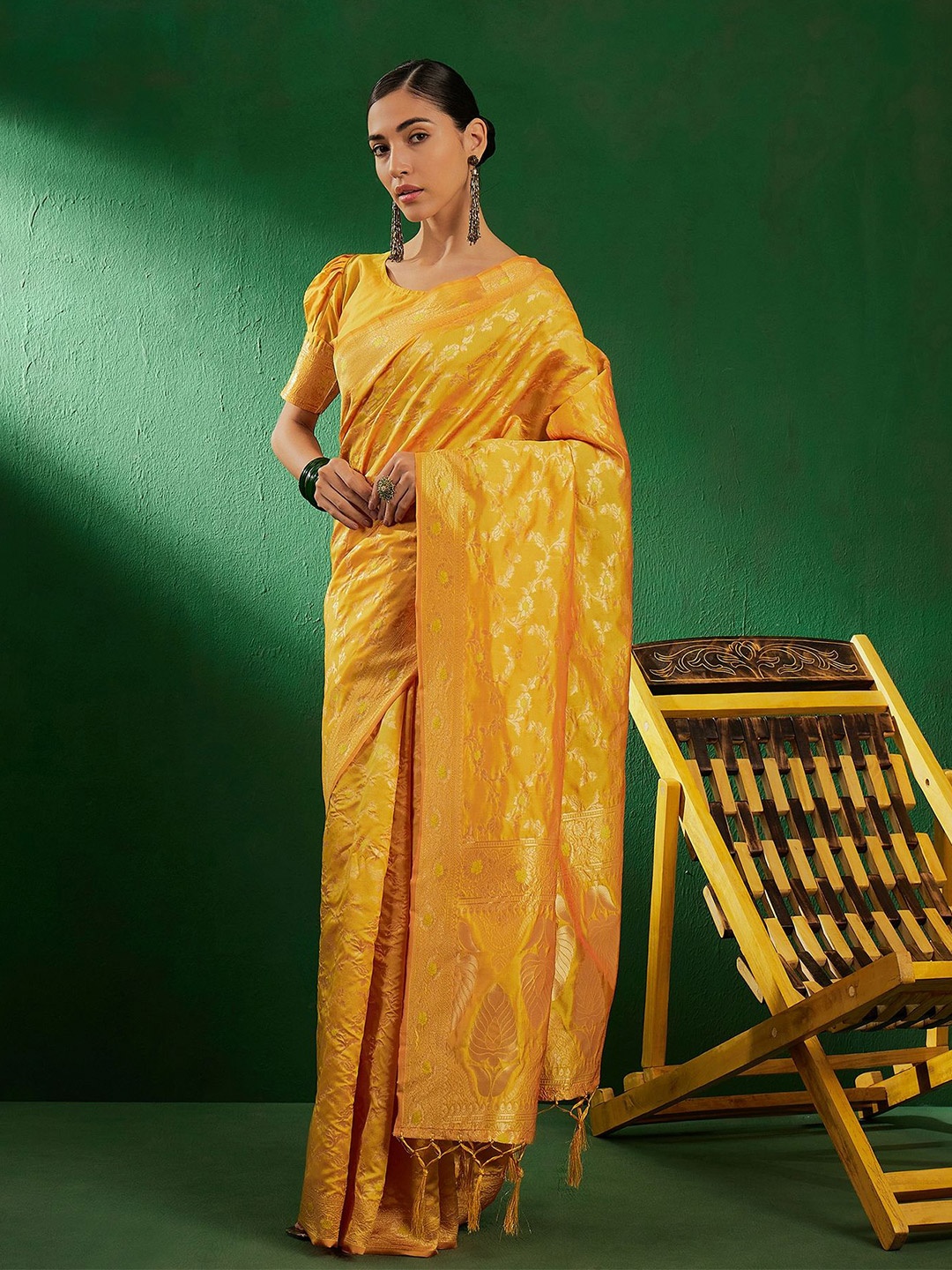 

Suha Woven Design Zari Art Silk Banarasi Saree, Yellow