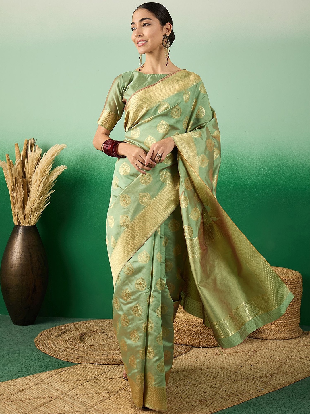 

Suha Woven Design Zari Art Silk Banarasi Saree, Green