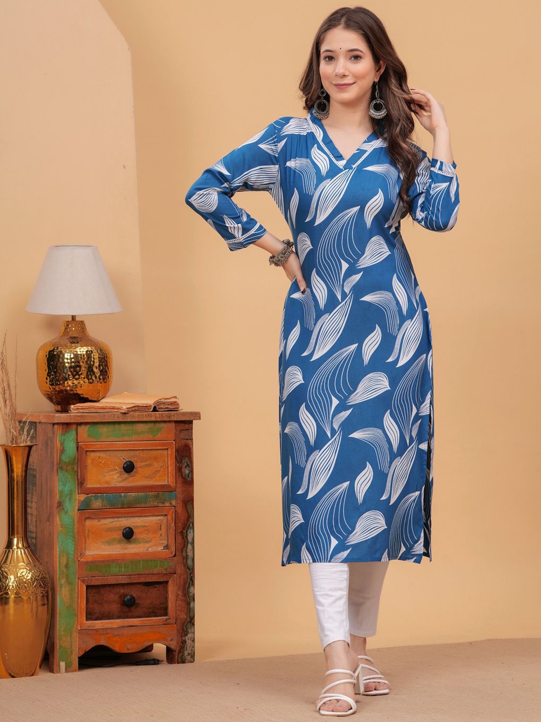

DK FAB Women Printed Gotta Patti Floral Kurta, Turquoise blue