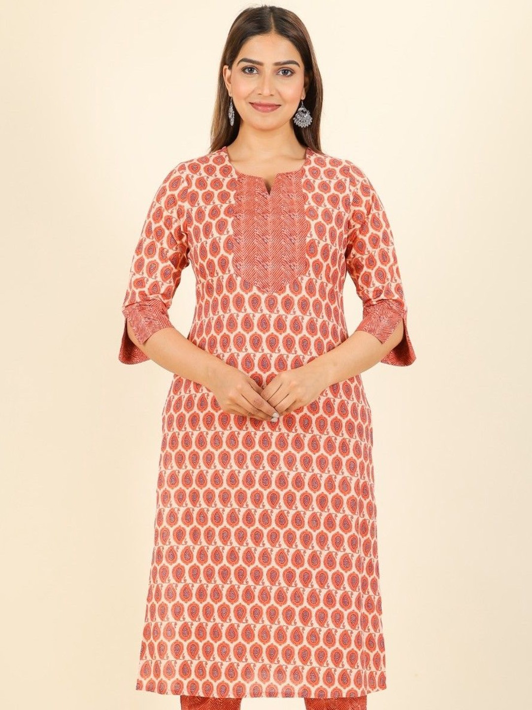 

Aramya Women Paisley Printed Patchwork Kurta, Orange