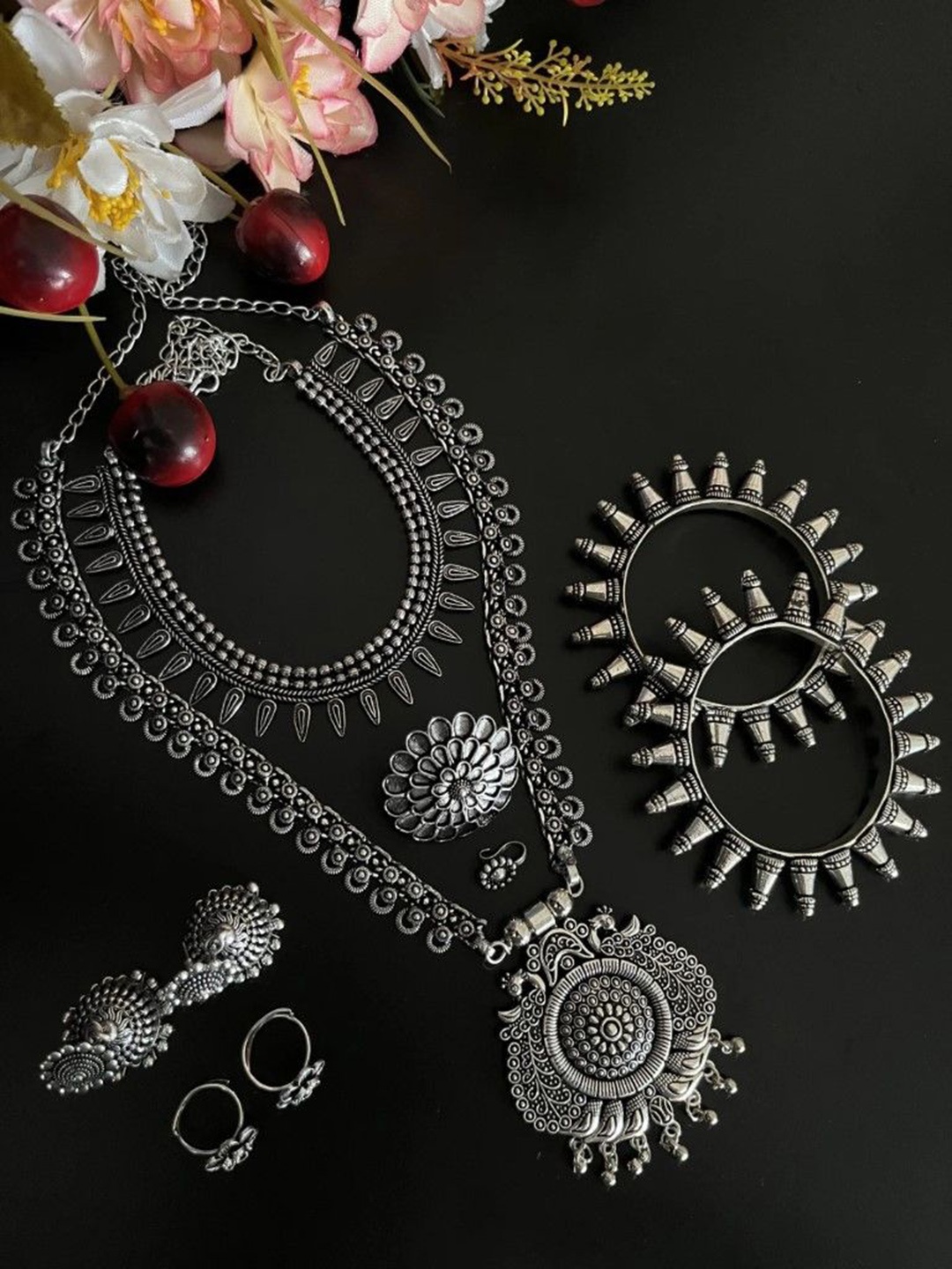 

NAMAN ARTS Zoya Silver-Plated Oxidised Necklace Jewellery Set