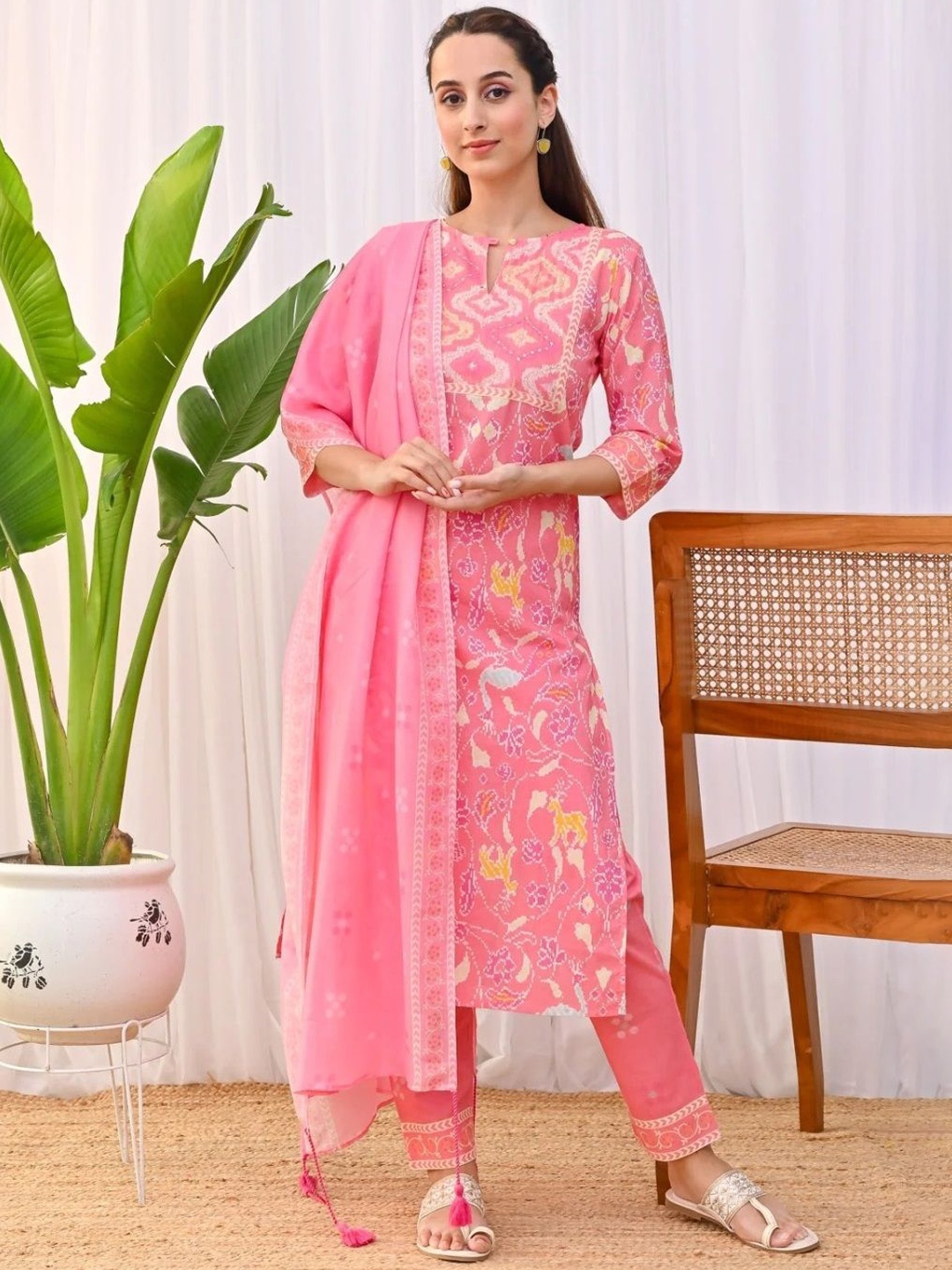 

Shatanuvart Export Women Floral Printed Regular Kurta with Trousers & With Dupatta, Peach