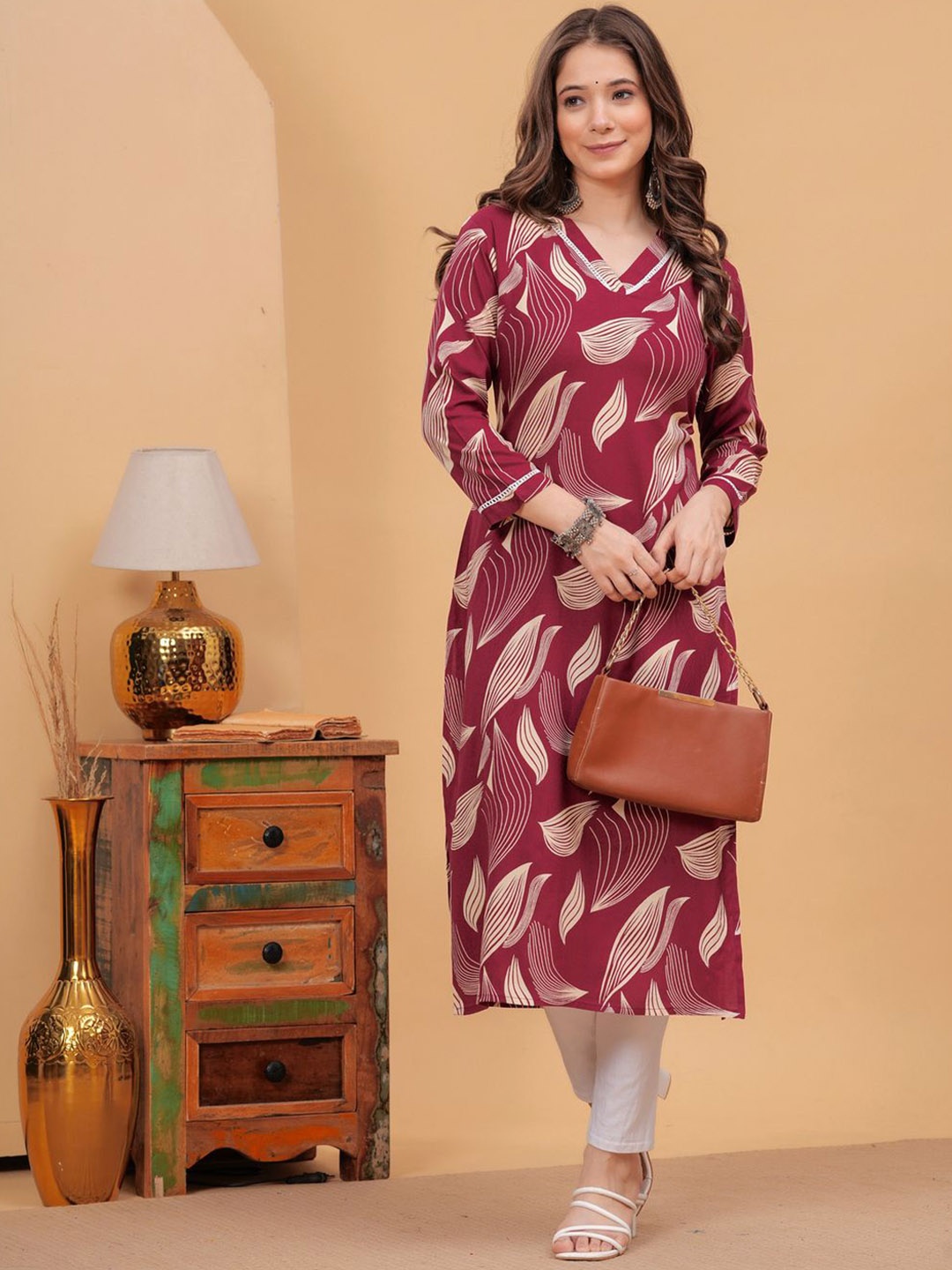 

DK FAB Women Printed Gotta Patti Floral Kurta, Maroon