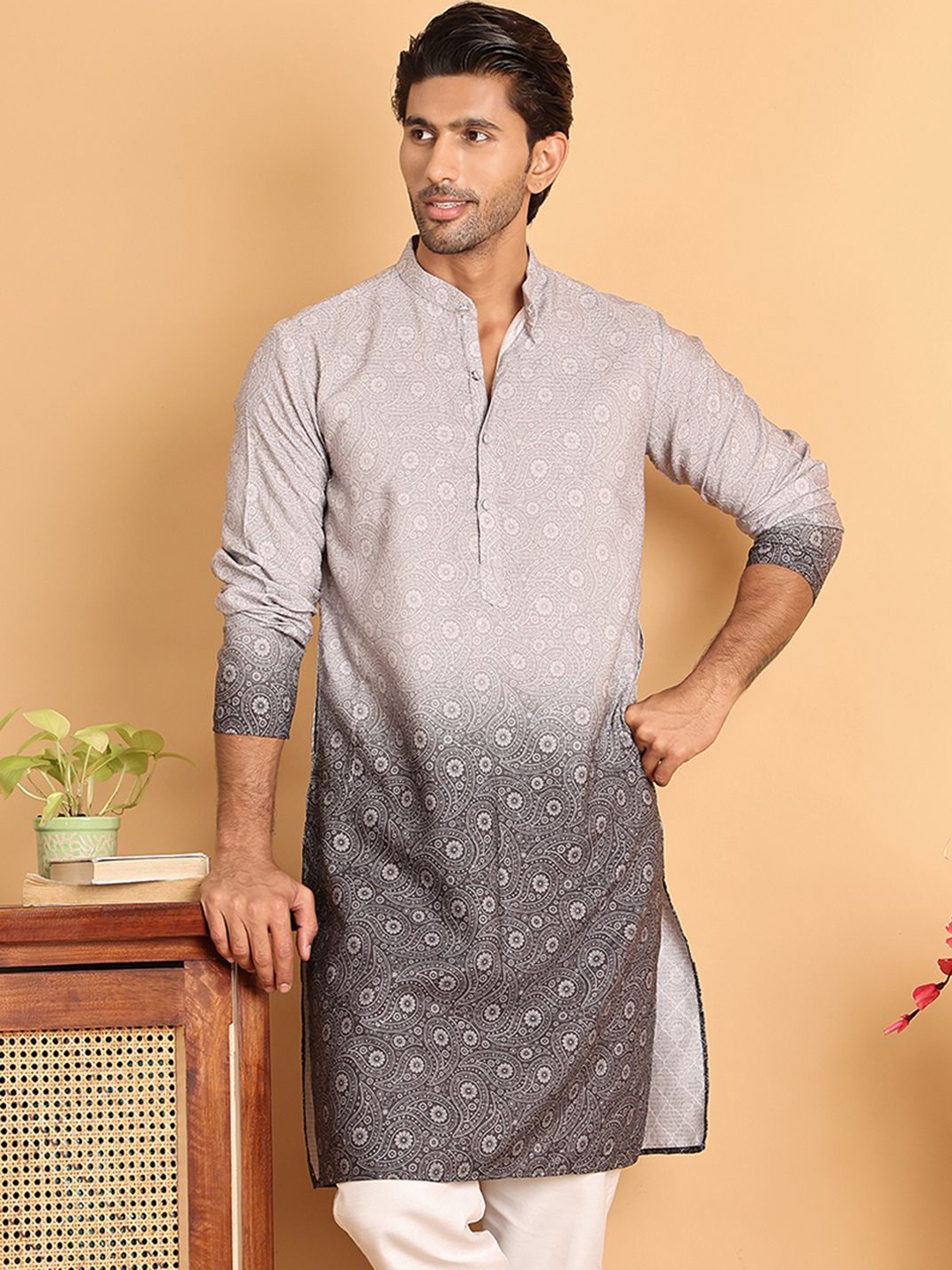 

Anouk Men Paisley Printed Sequinned Kurta, Grey