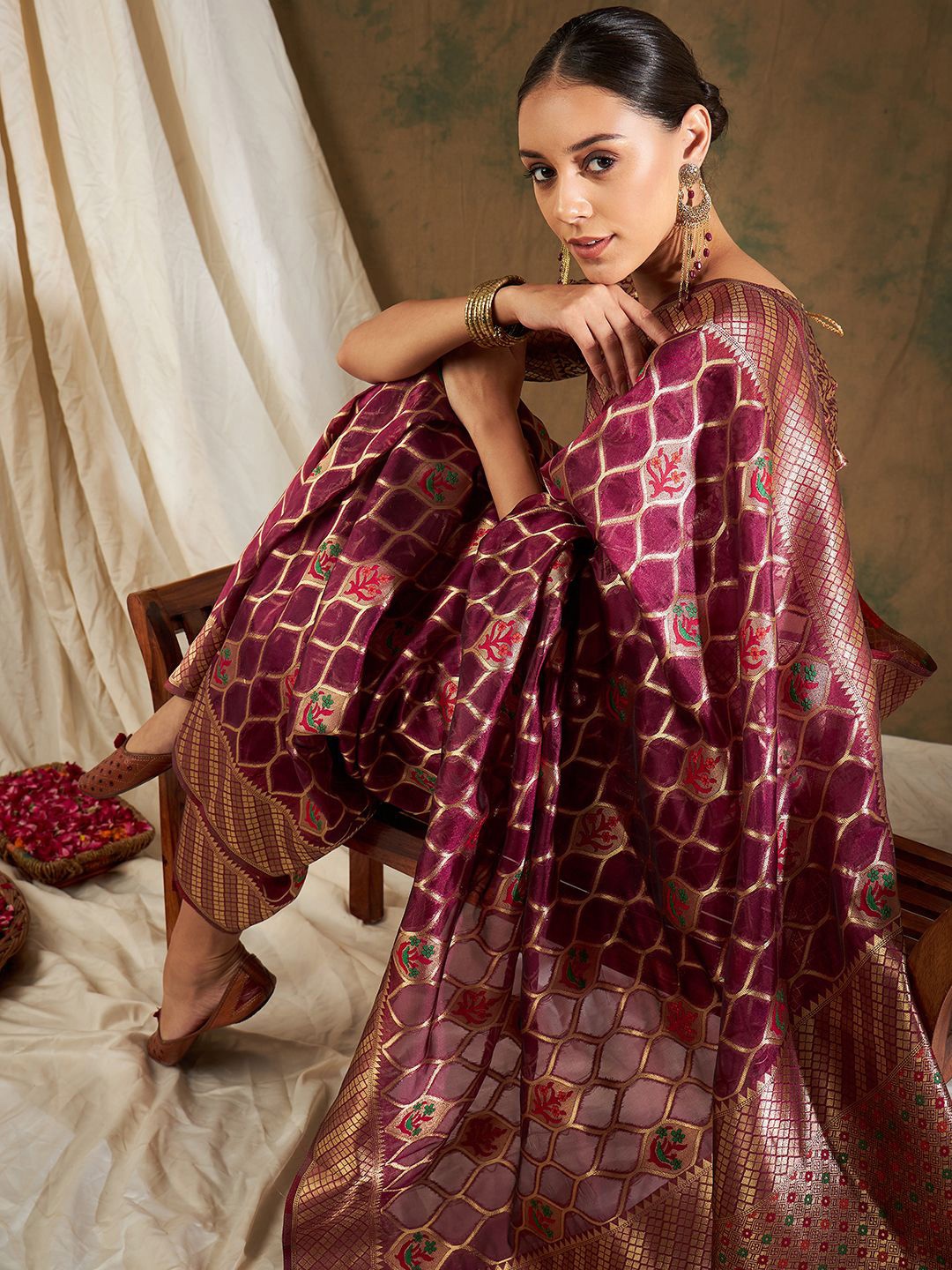 

Suha Woven Design Zari Organza Saree, Burgundy