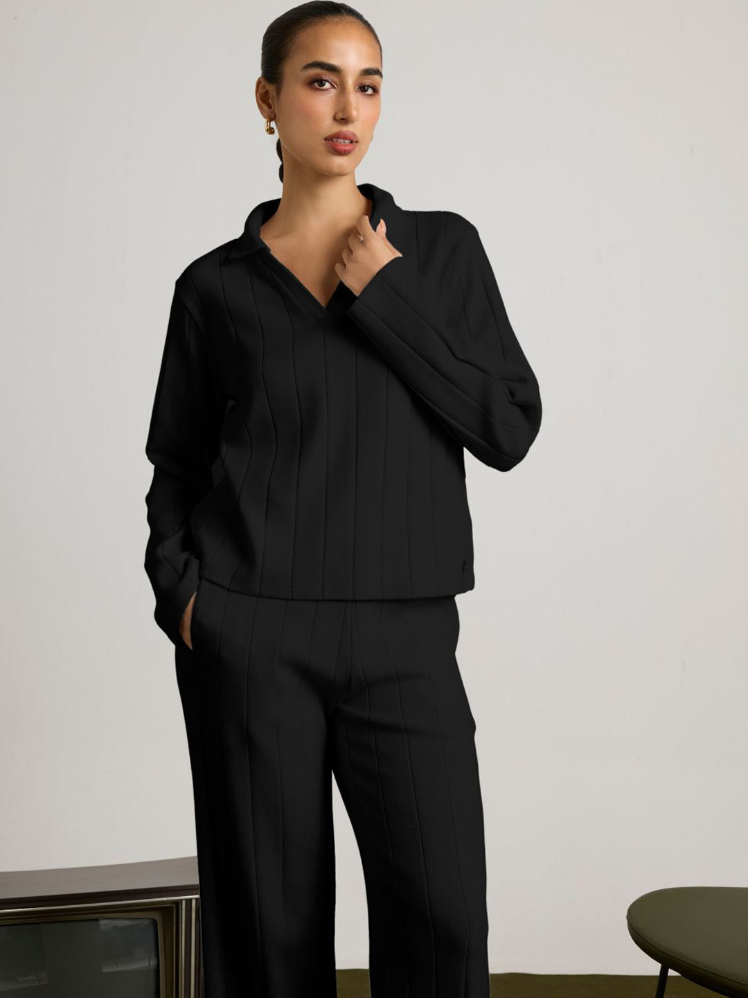 

Muvazo Self Design Shirt Collar Long Sleeves Sweatshirt With Trouser, Black