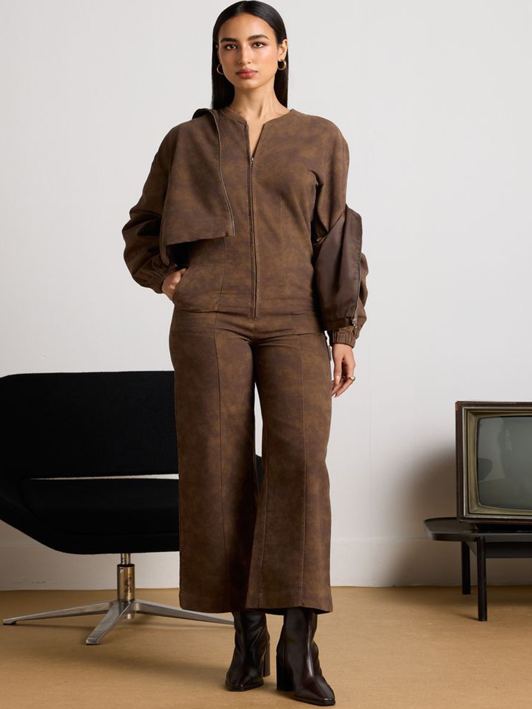 

Muvazo Shirt Collar Suede T-Shirt & Trousers, Brown