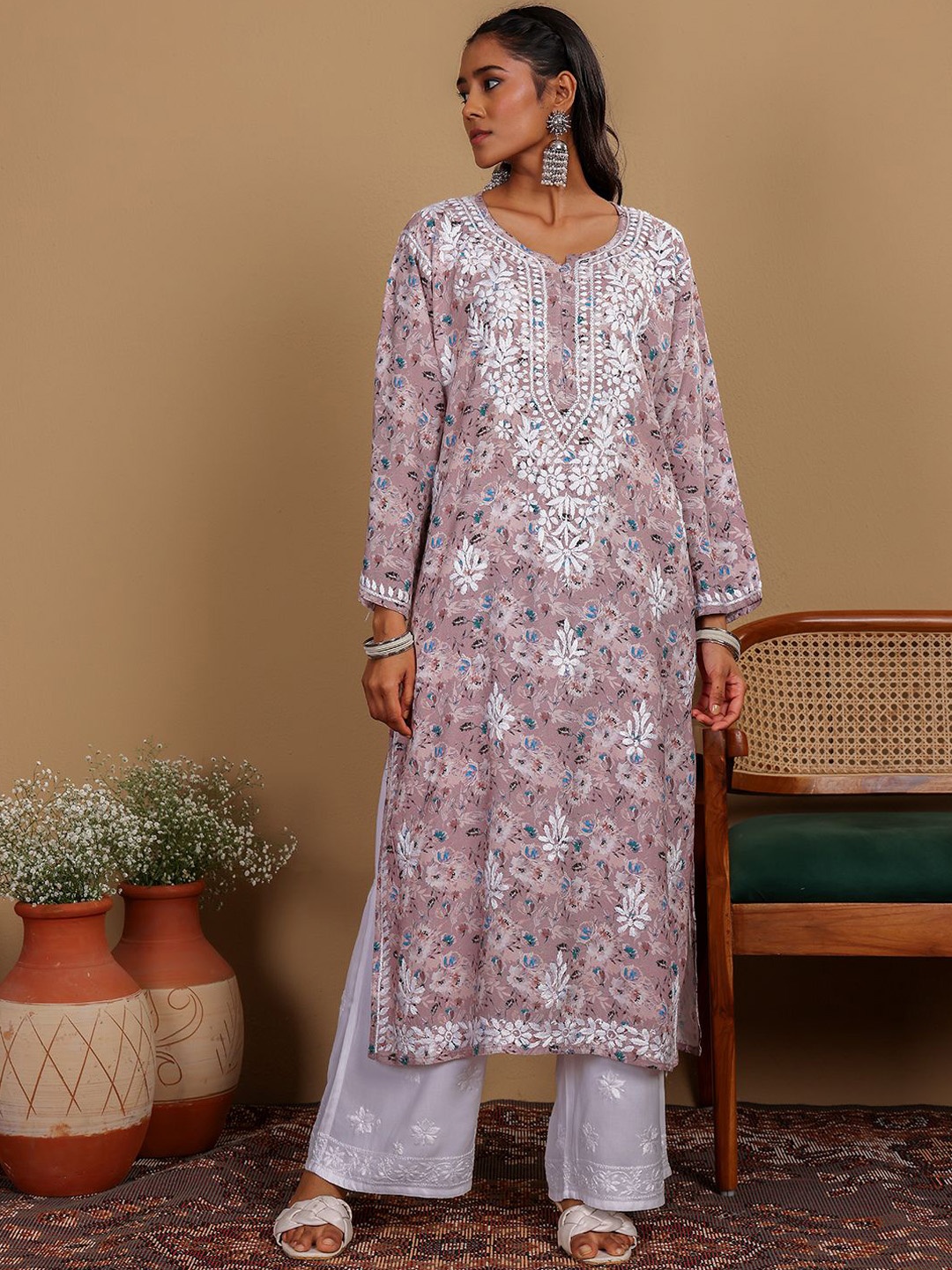 

Chowkhat Women Ethnic Motifs Embroidered Chikankari Floral Handloom Kurta, Grey