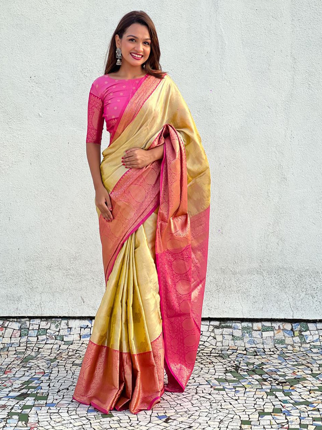 

DEVATITHI Woven Design Zari Tissue Saree, Yellow