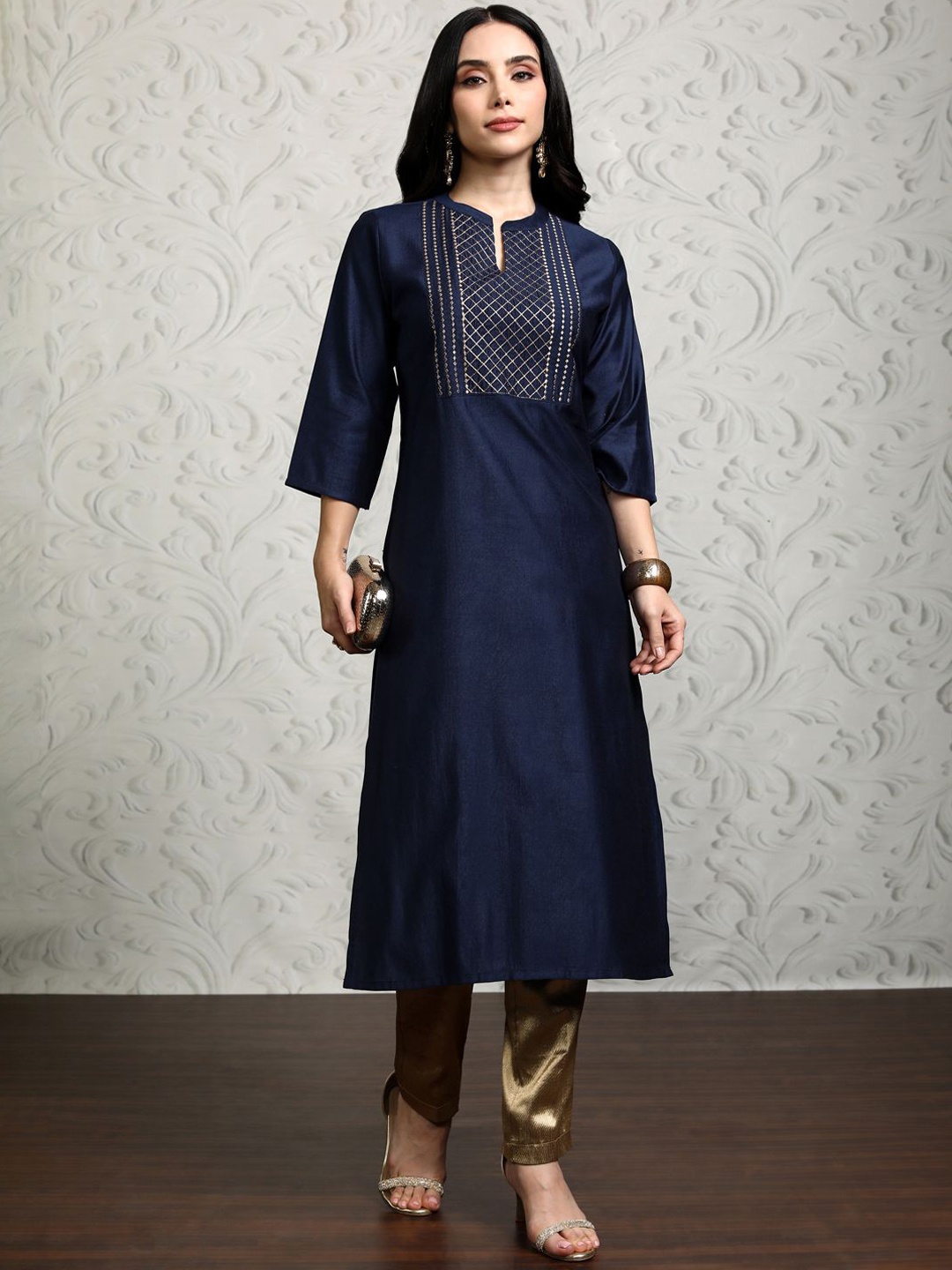 

Vishudh Women Geometric Embroidered Kurta, Blue