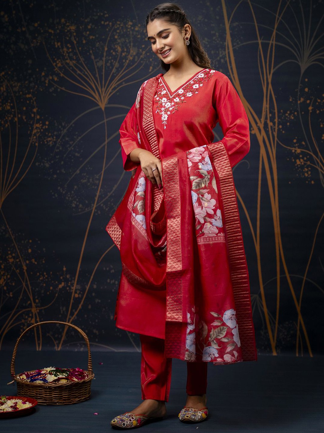 

VredeVogel Women Floral Regular Kurta with Trousers & With Dupatta, Red
