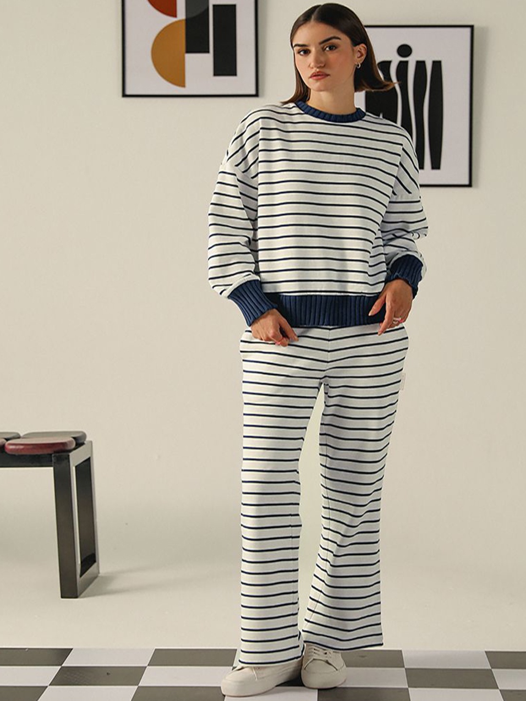 

Muvazo Striped Round Neck Long Sleeves Sweatshirt With Trouser, Navy blue