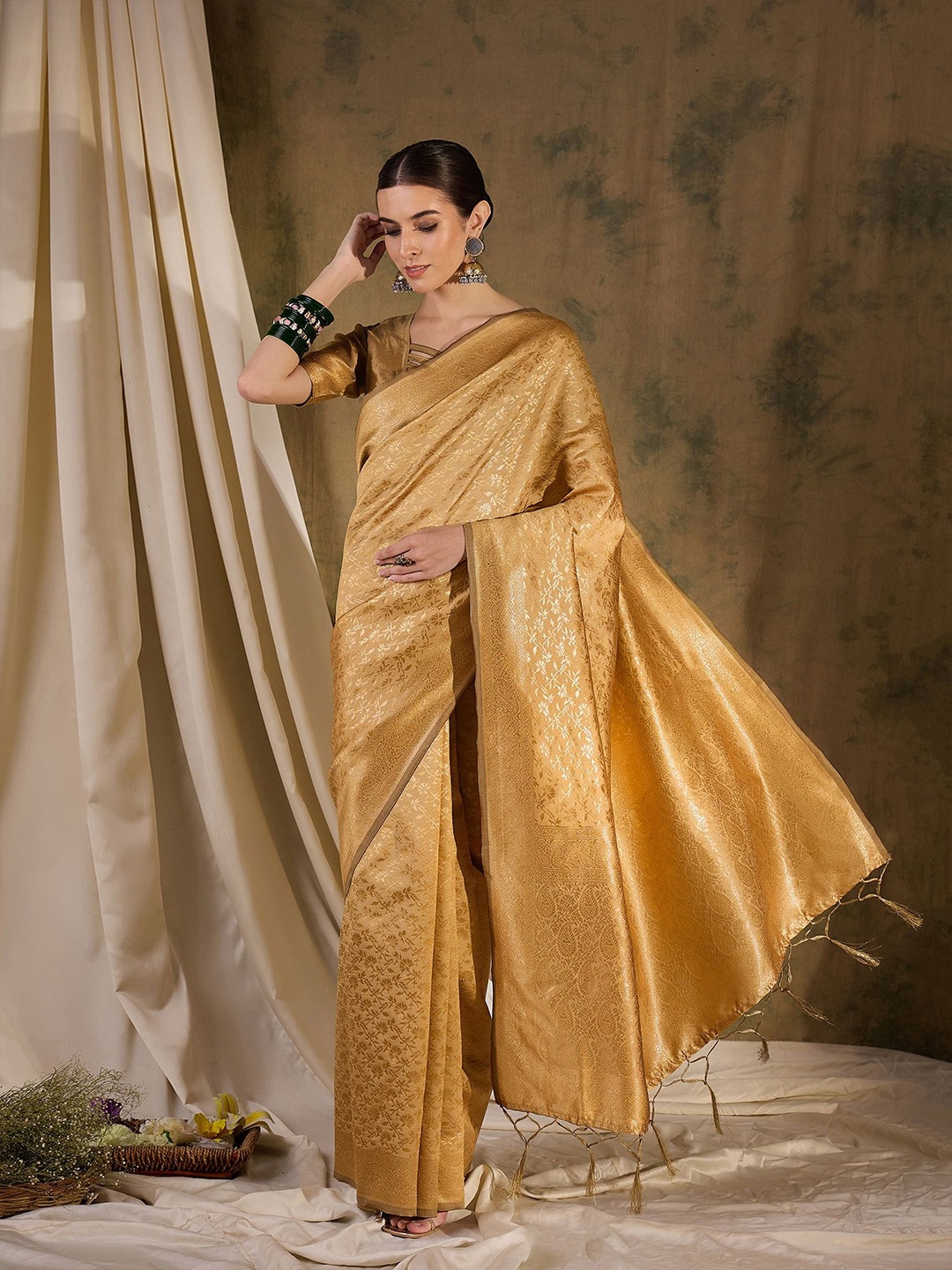 

Suha Woven Design Zari Art Silk Banarasi Saree, Gold