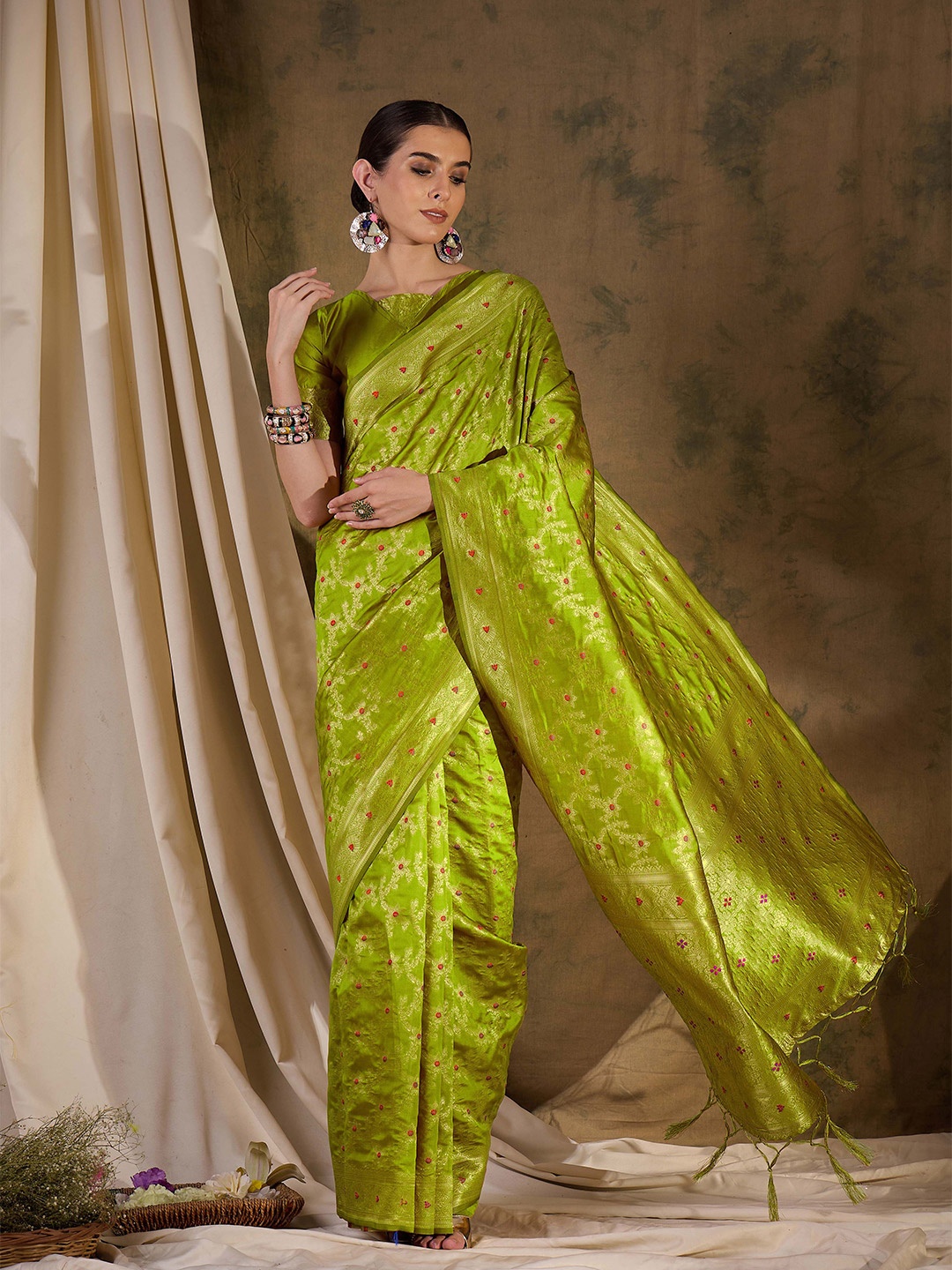 

Suha Woven Design Zari Art Silk Banarasi Saree, Green