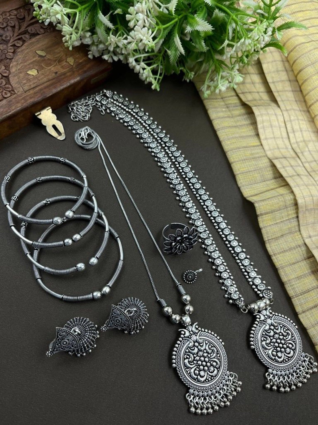 

NAMAN ARTS Nidhi Silver-Plated Oxidised Necklace Jewellery Set