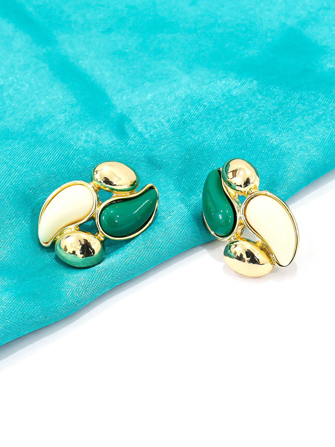 

KRENOZ Classic Studs Earrings, White