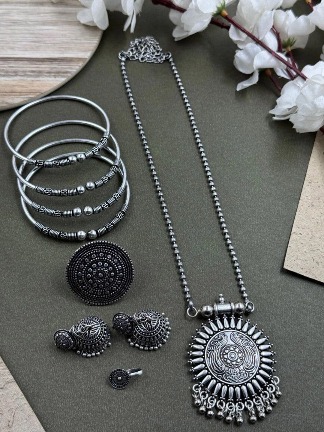 

NAMAN ARTS Nidhi Silver-Plated Oxidised Chain Pendent Jewellery Set
