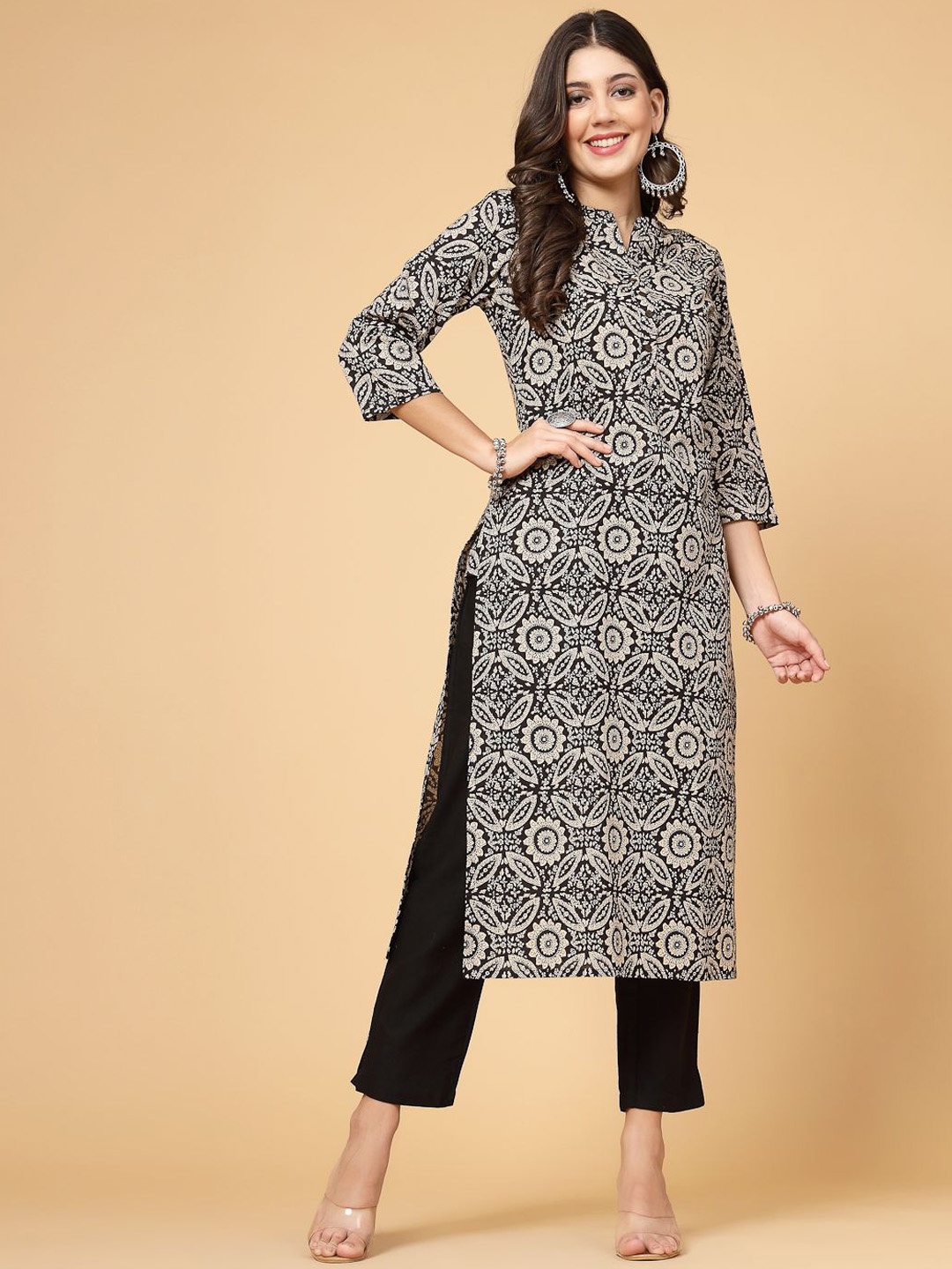 

Pistaa Women Floral Kurta, Black