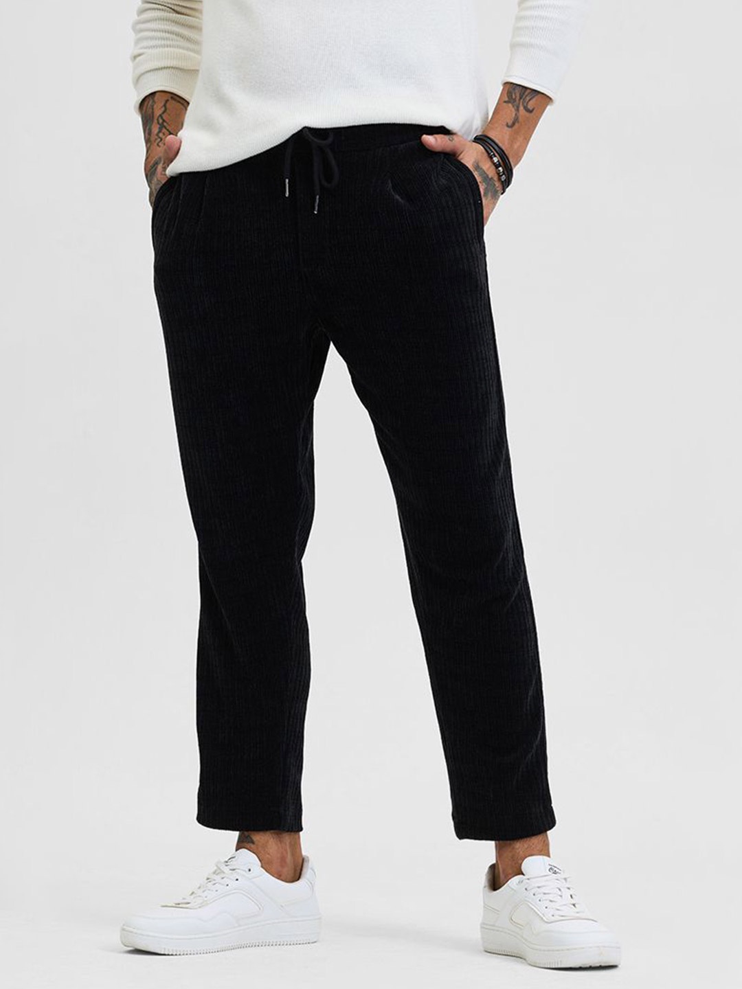 

Snitch Men Relaxed Loose Fit Pleated Trousers, Black