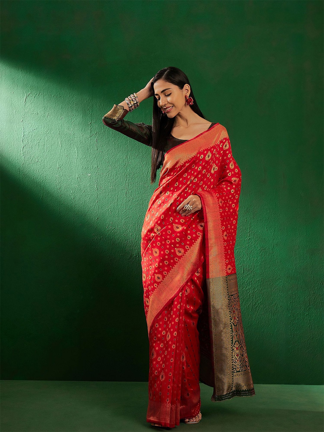 

Suha Woven Design Zari Art Silk Banarasi Saree, Red