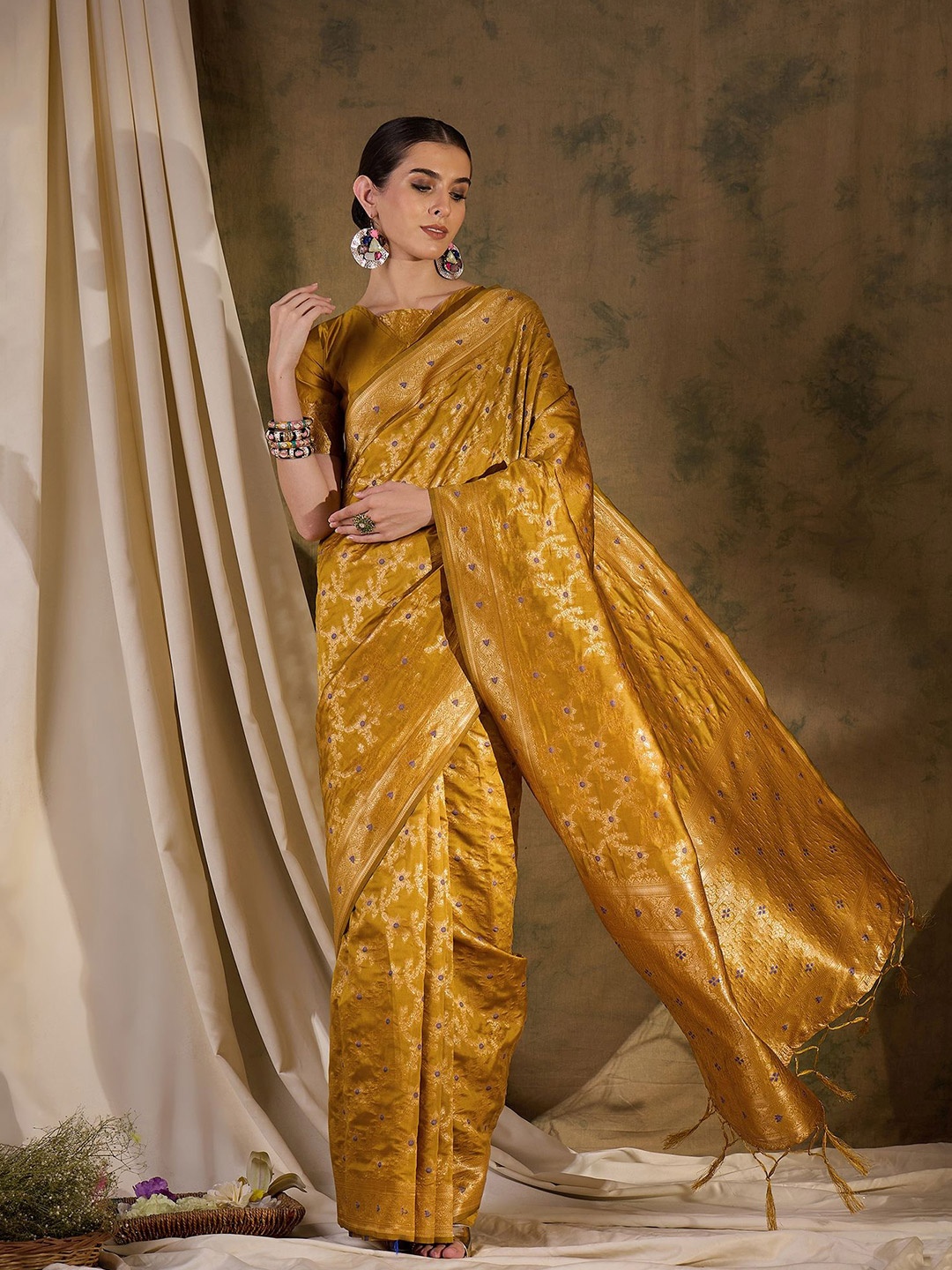 

Suha Woven Design Zari Art Silk Banarasi Saree, Gold