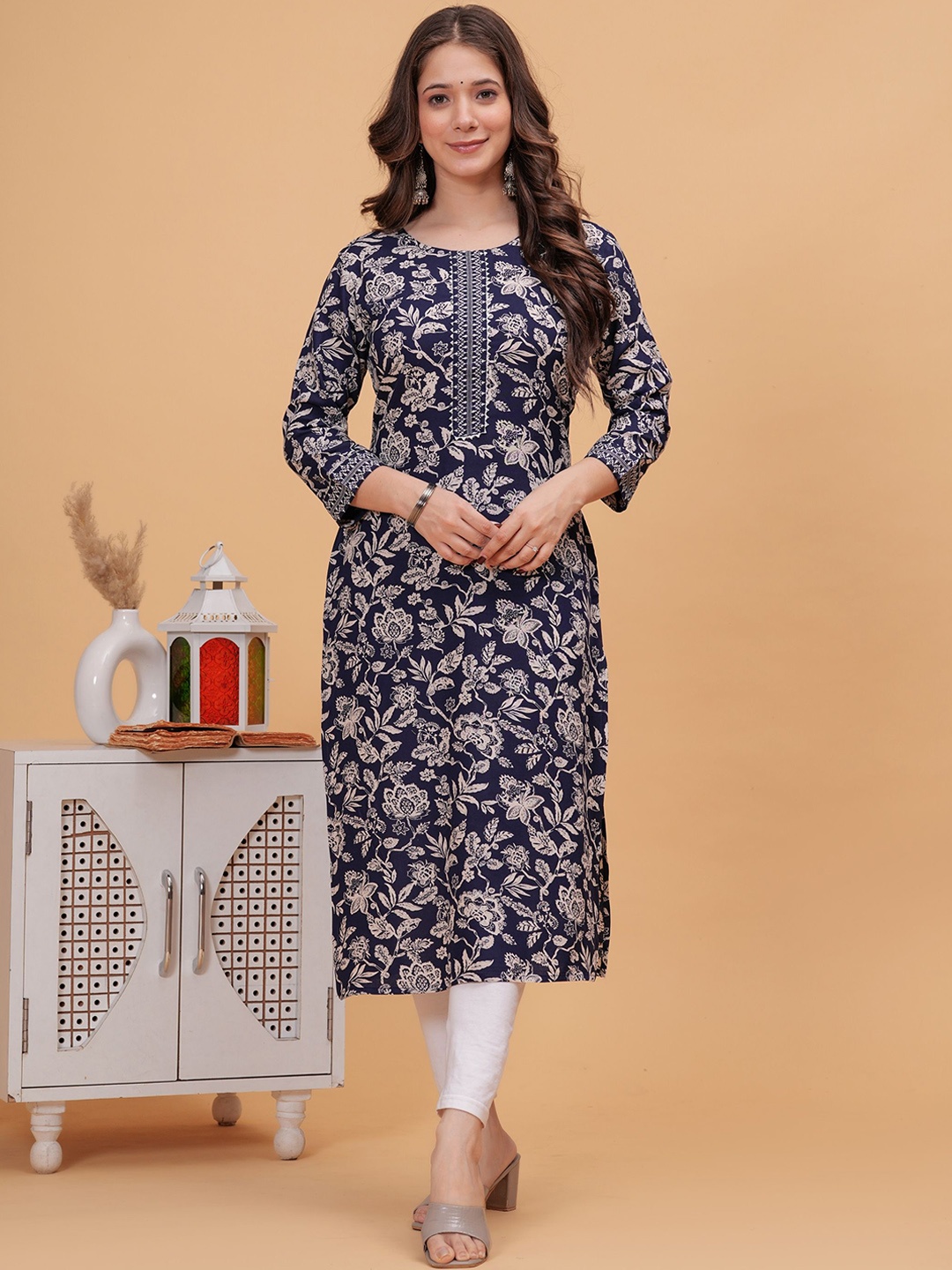 

DK FAB Women Printed Gotta Patti Floral Kurta, Blue
