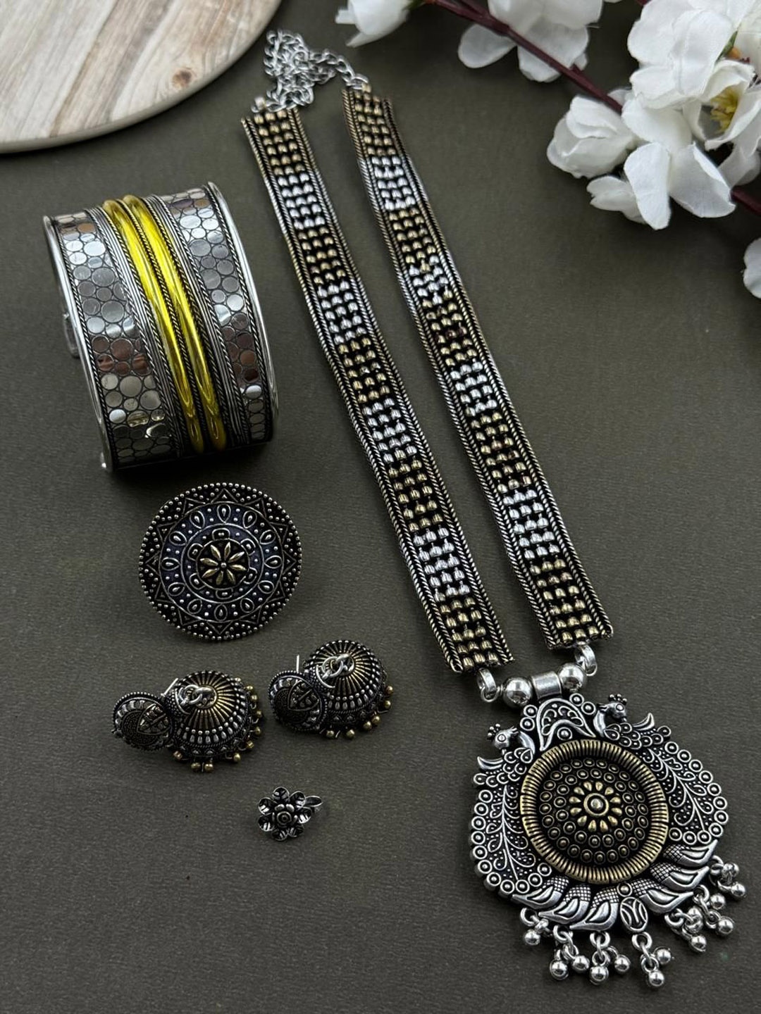 

NAMAN ARTS Evana Single Line Silver-Plated Oxidised Necklace Jewellery Set