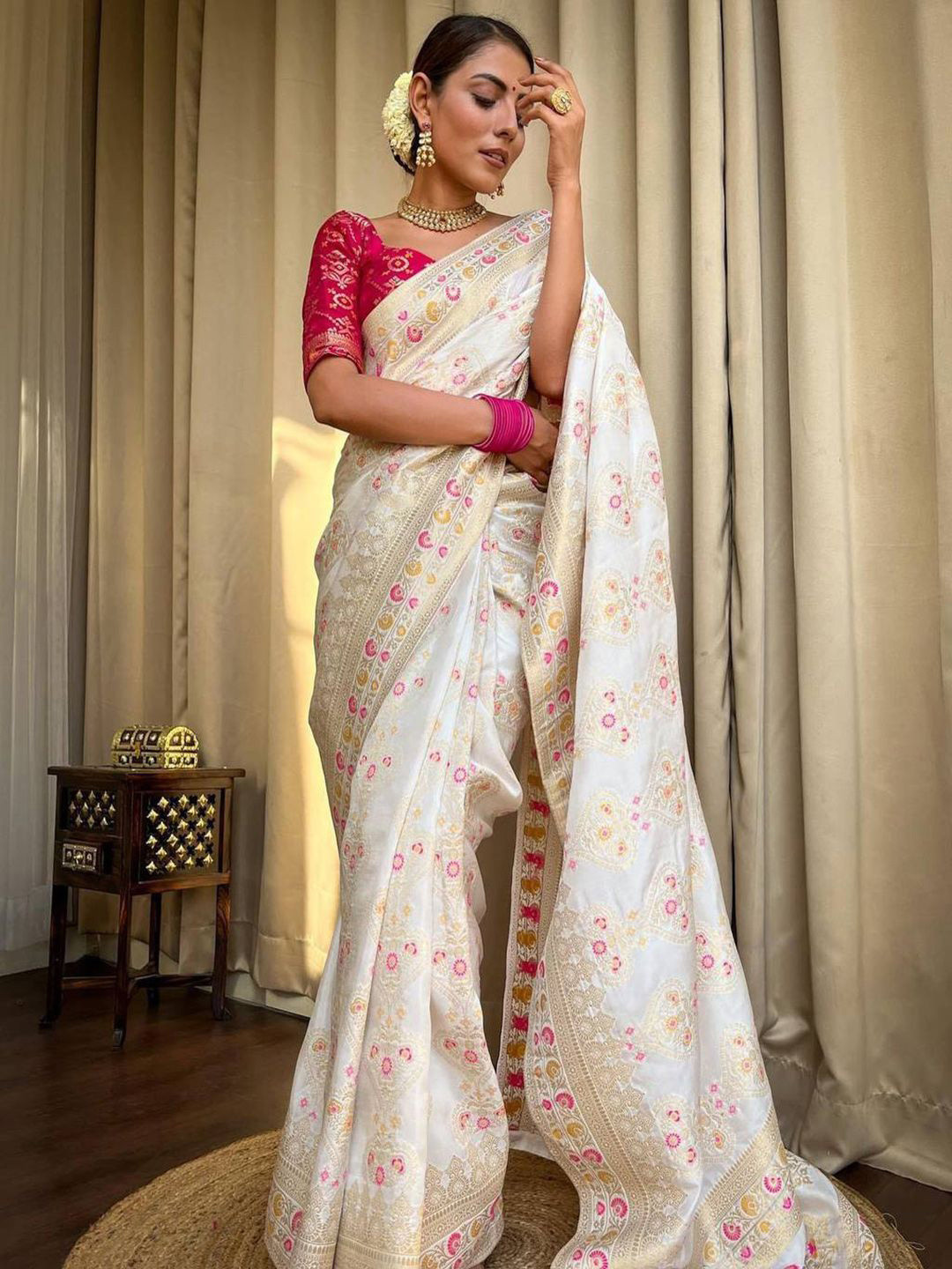 

ASCIIBLUES Woven Design Zari Banarasi Saree, White