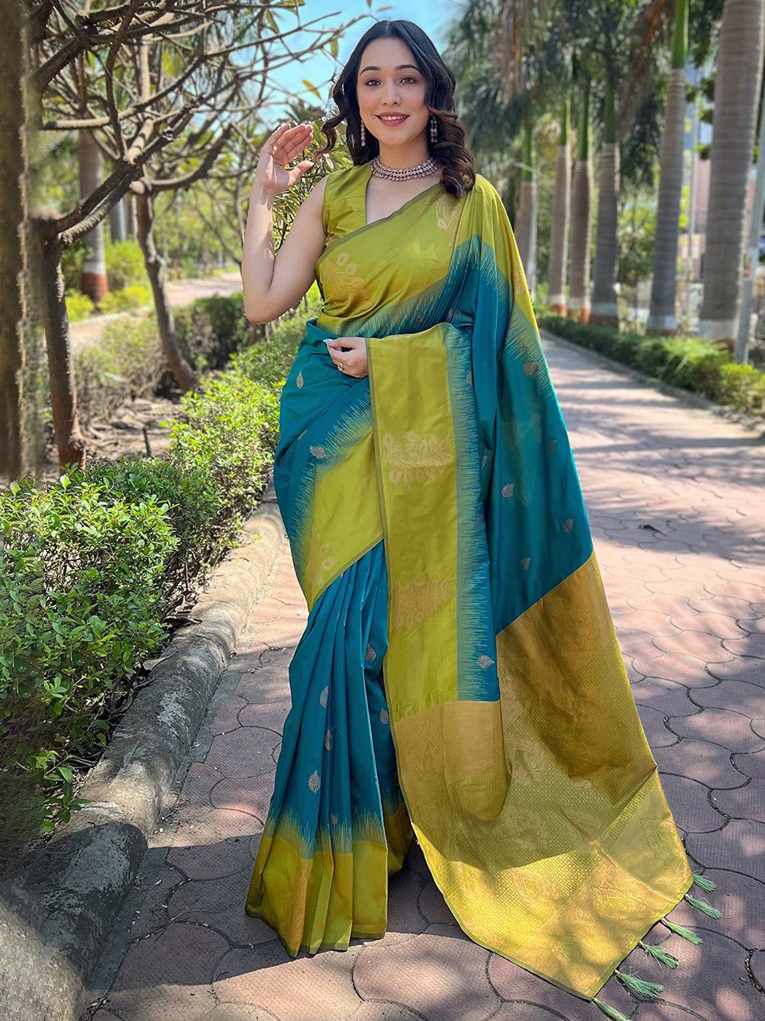 

KALINI Ethnic Motifs Woven Design Zari Banarasi Saree, Green