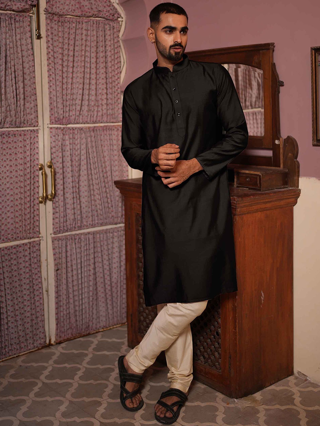 

Ethnic India Men Kurta, Black