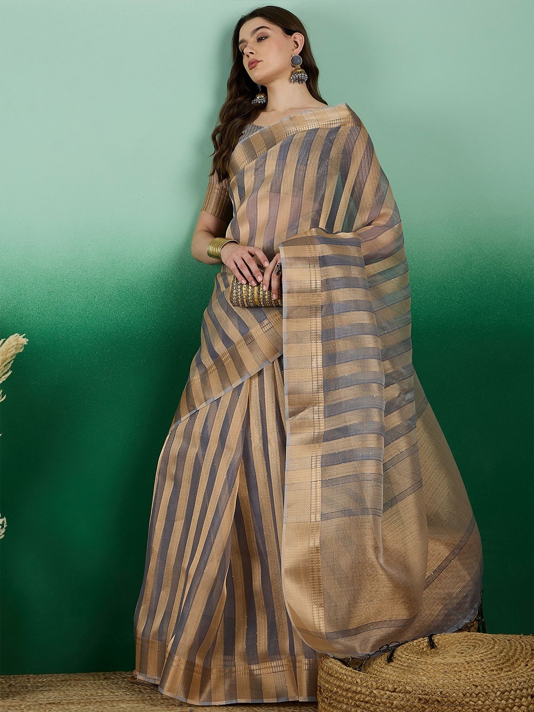 

Suha Woven Design Zari Organza Saree, Grey