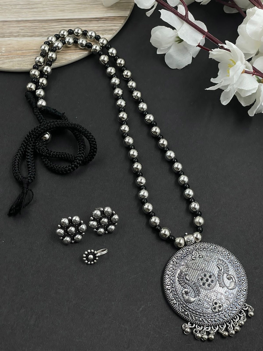 

NAMAN ARTS Evana Single Line Silver-Plated Oxidised Necklace Jewellery Set