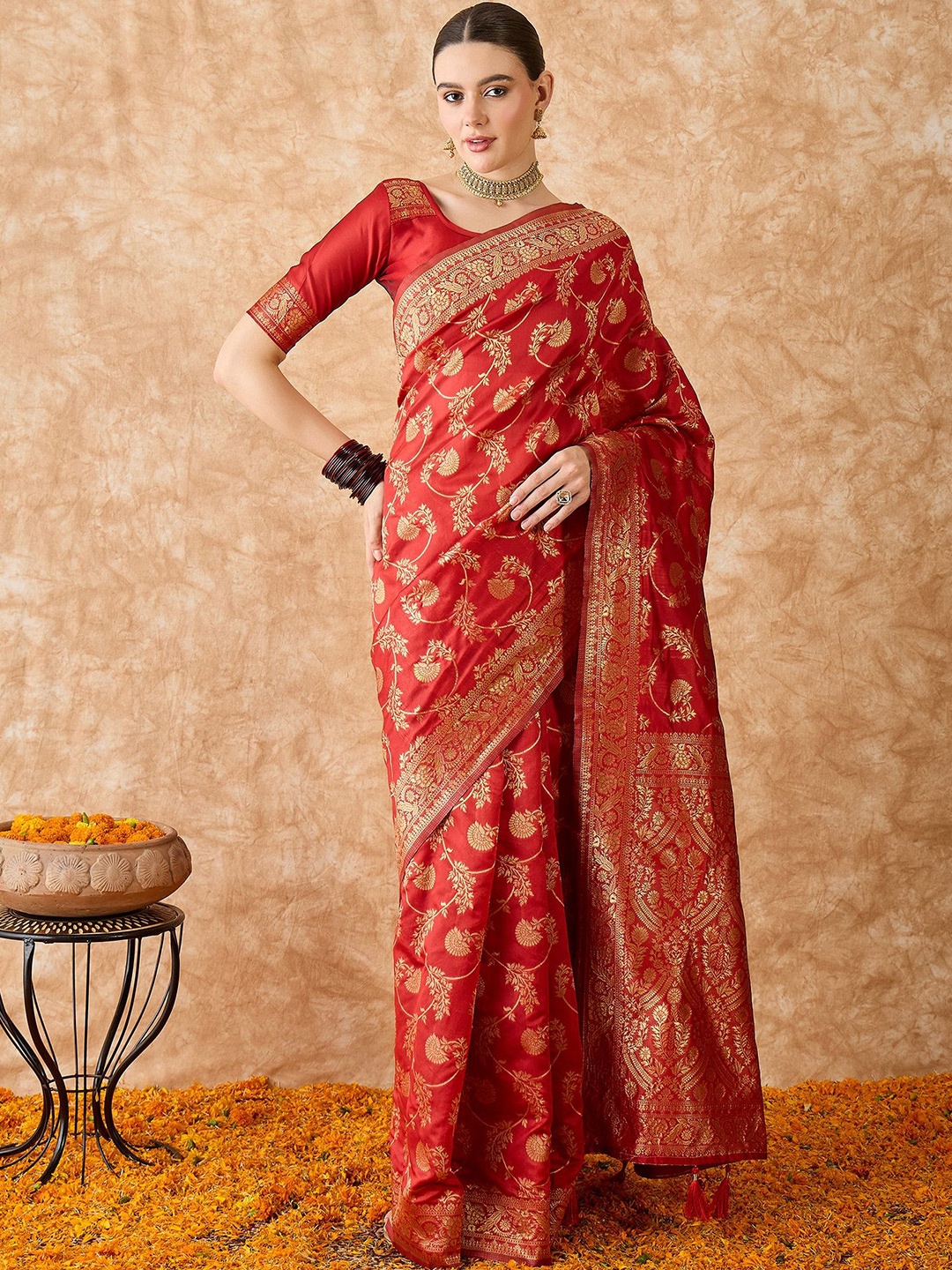 

Suha Woven Design Zari Art Silk Banarasi Saree, Red