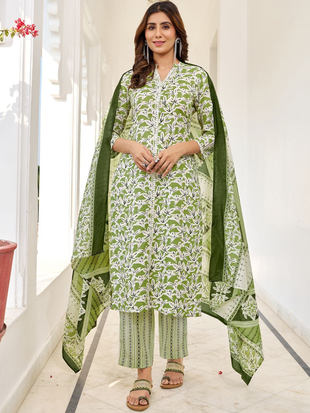 

Krimmple Women Floral Printed Regular Kurta with Trousers & With Dupatta, Green