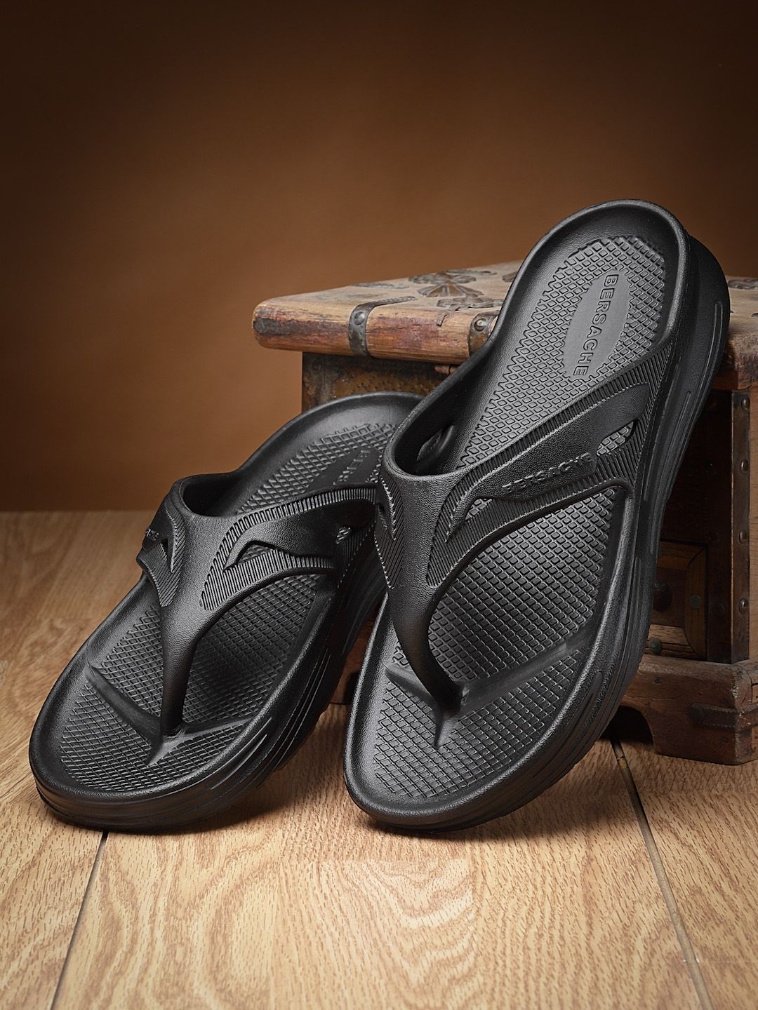 

Bersache Men Classic Ultra Soft Technology Flip Flops, Black