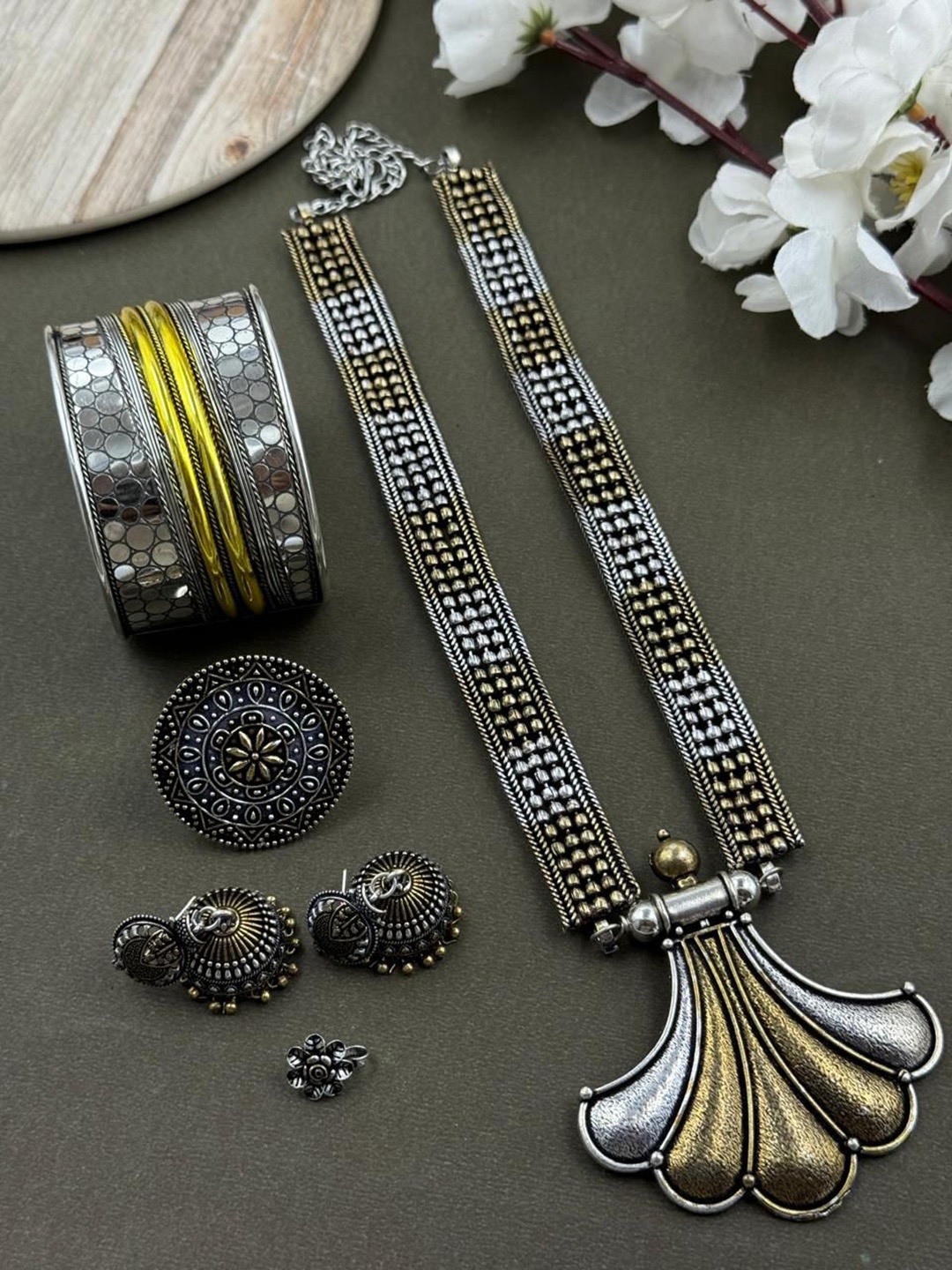 

NAMAN ARTS Kia Dualtone Gold Plated Oxidised Jewellery Set, Silver