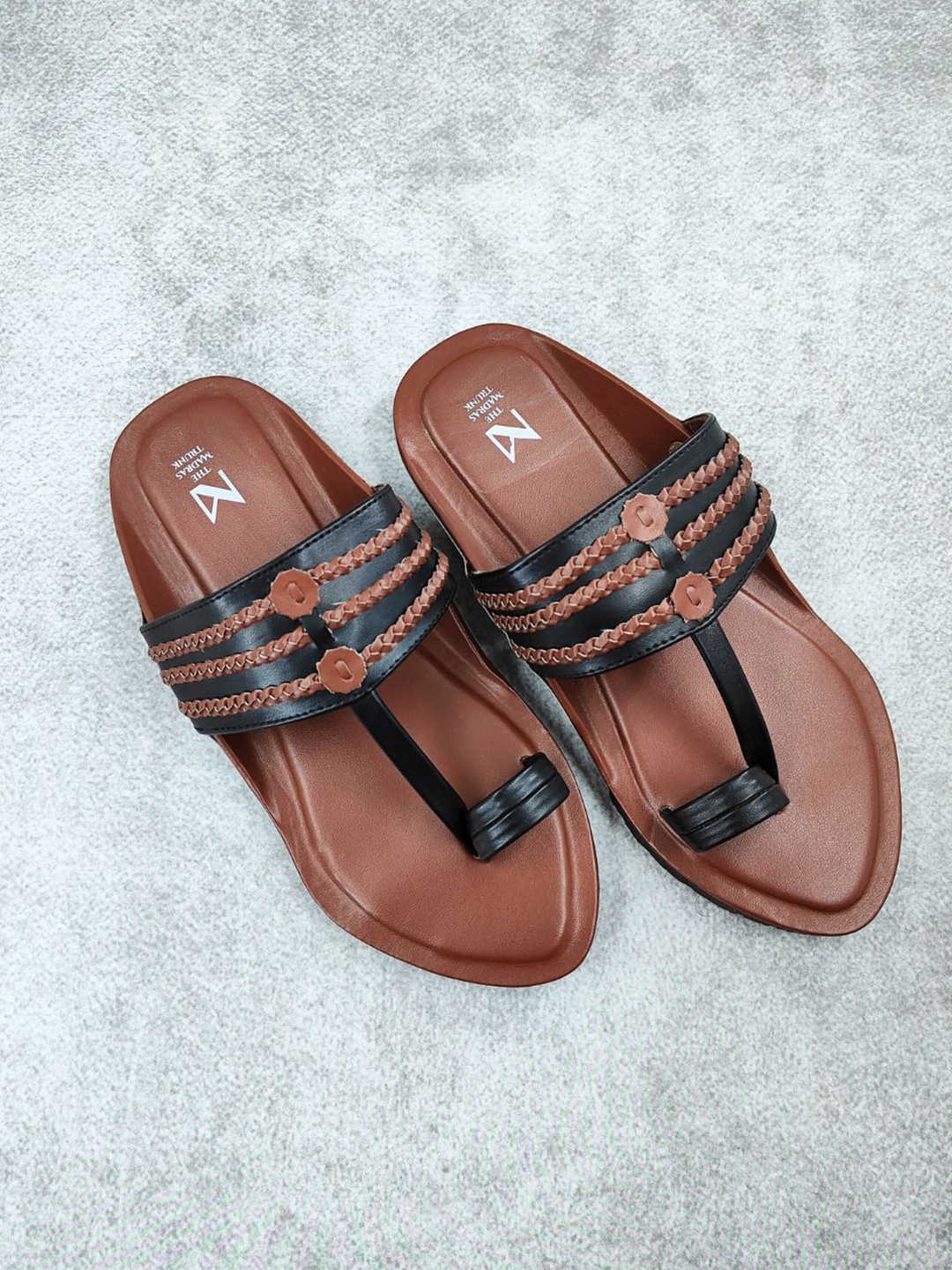 

THE MADRAS TRUNK Men Comfort Sandals, Brown