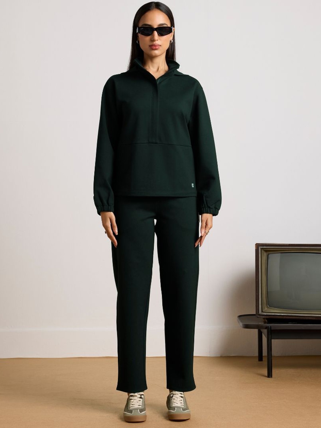 

Muvazo High Neck Long Sleeves Sweatshirt & Trouser, Black
